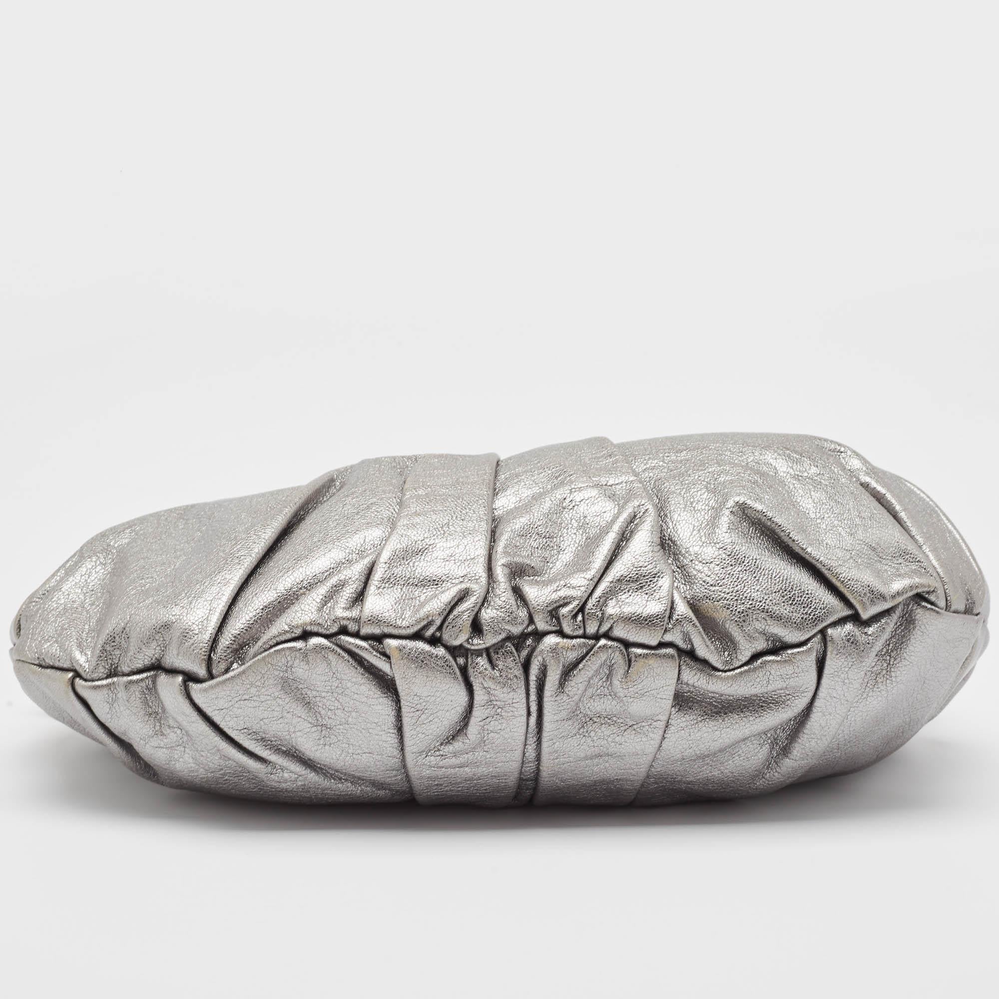 Yves Saint Laurent Metallic Leder plissierte Schleife Hobo aus Leder 10