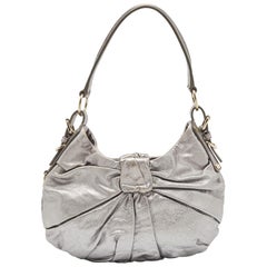 Yves Saint Laurent Hobo en cuir métallisé avec nœud plissé