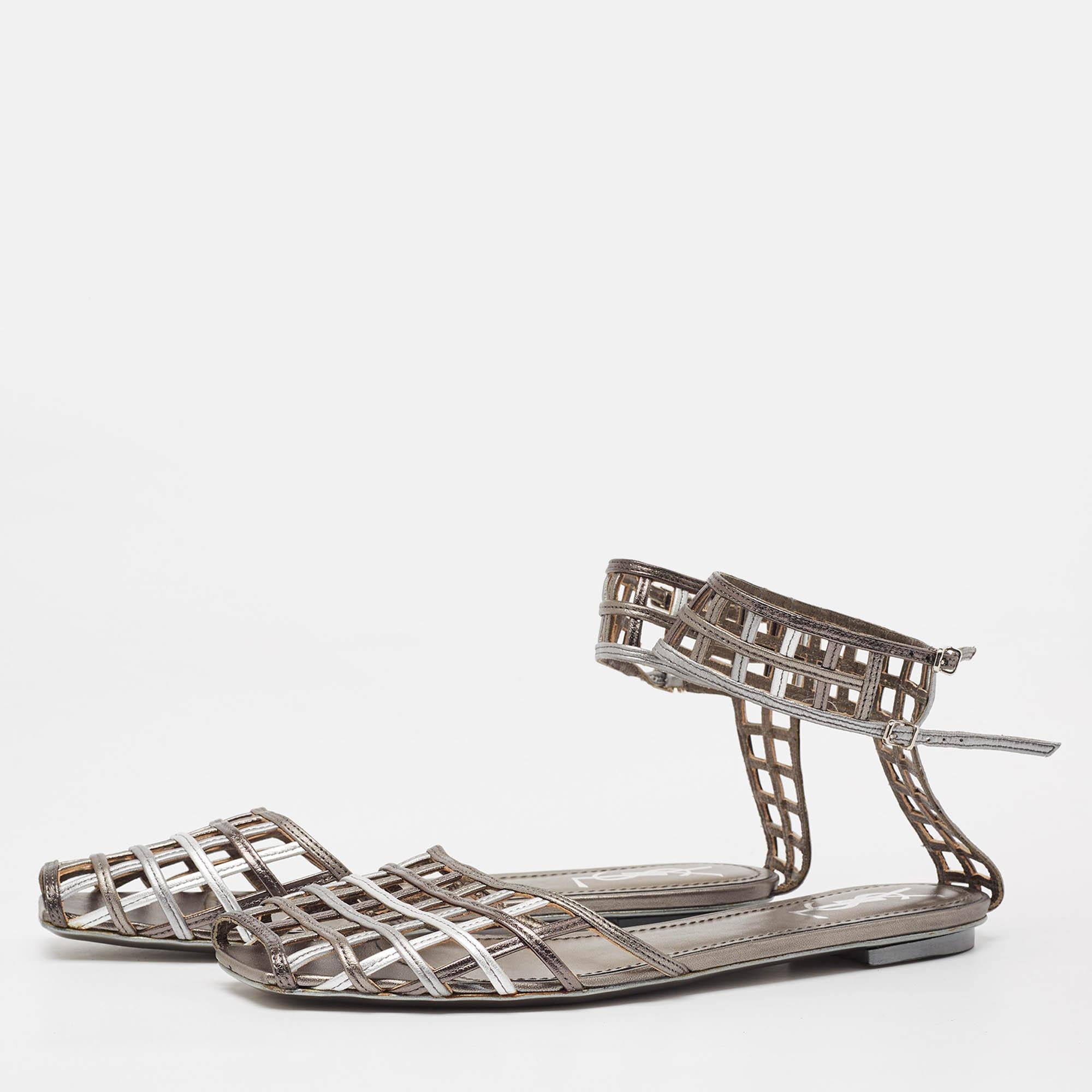 Complete your look by adding these designer ballet flats to your lovely wardrobe. They are crafted skilfully to grant the perfect fit and style.