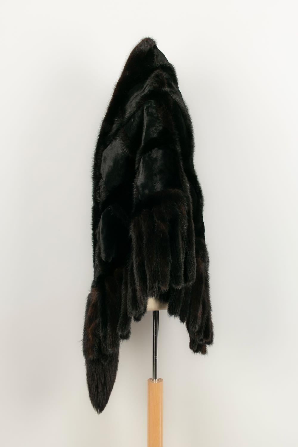Yves Saint Laurent - (Made in France) Dark mink fur cape with a triangular shape. No size tag, it fits a 36FR/38FR/40FR.

Additional information: 
Dimensions: Width without bangs: 150 cm, Length without bangs: 68 cm
Condition: Very good
