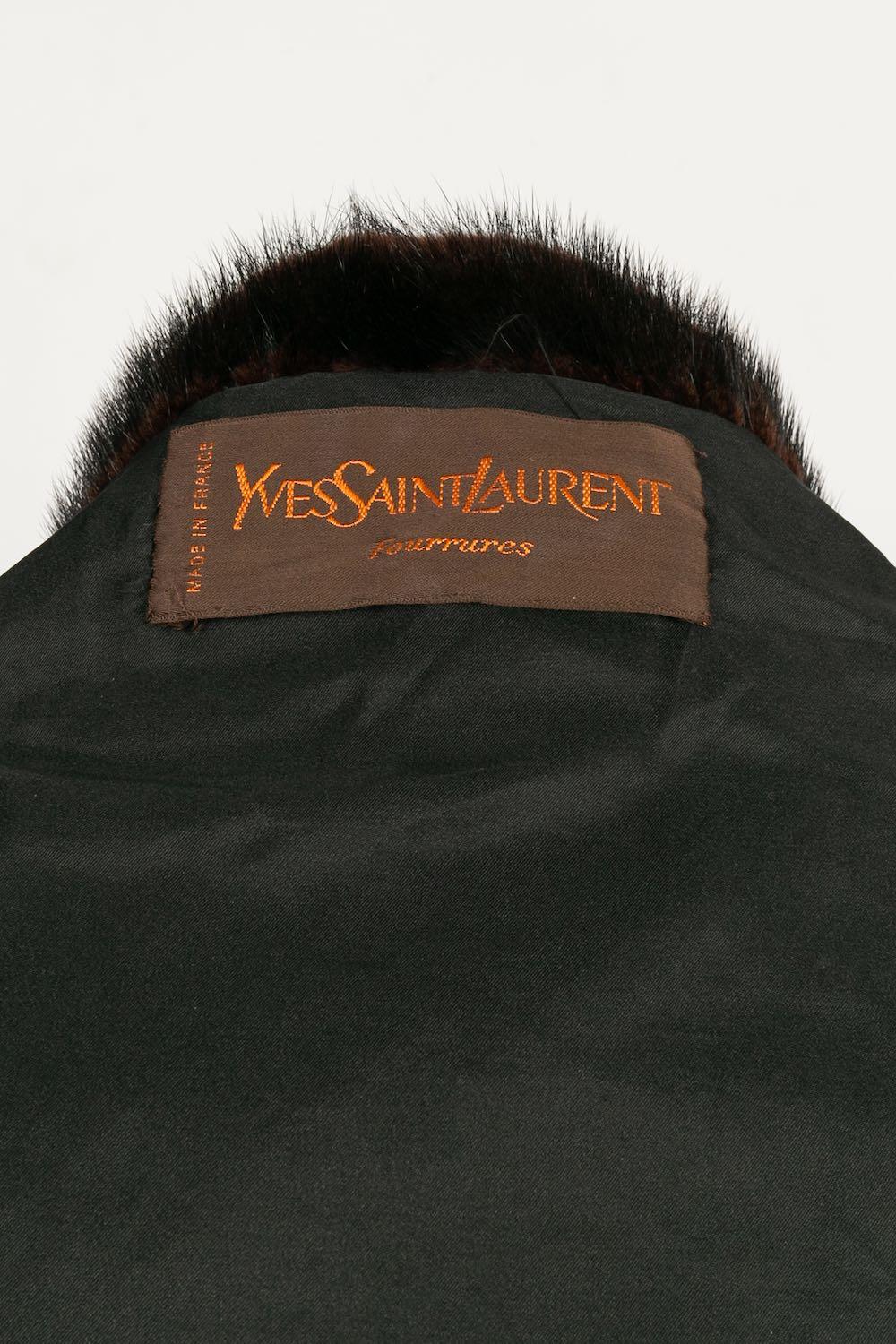 Yves Saint Laurent Nerzpelz-Umhang im Angebot 3