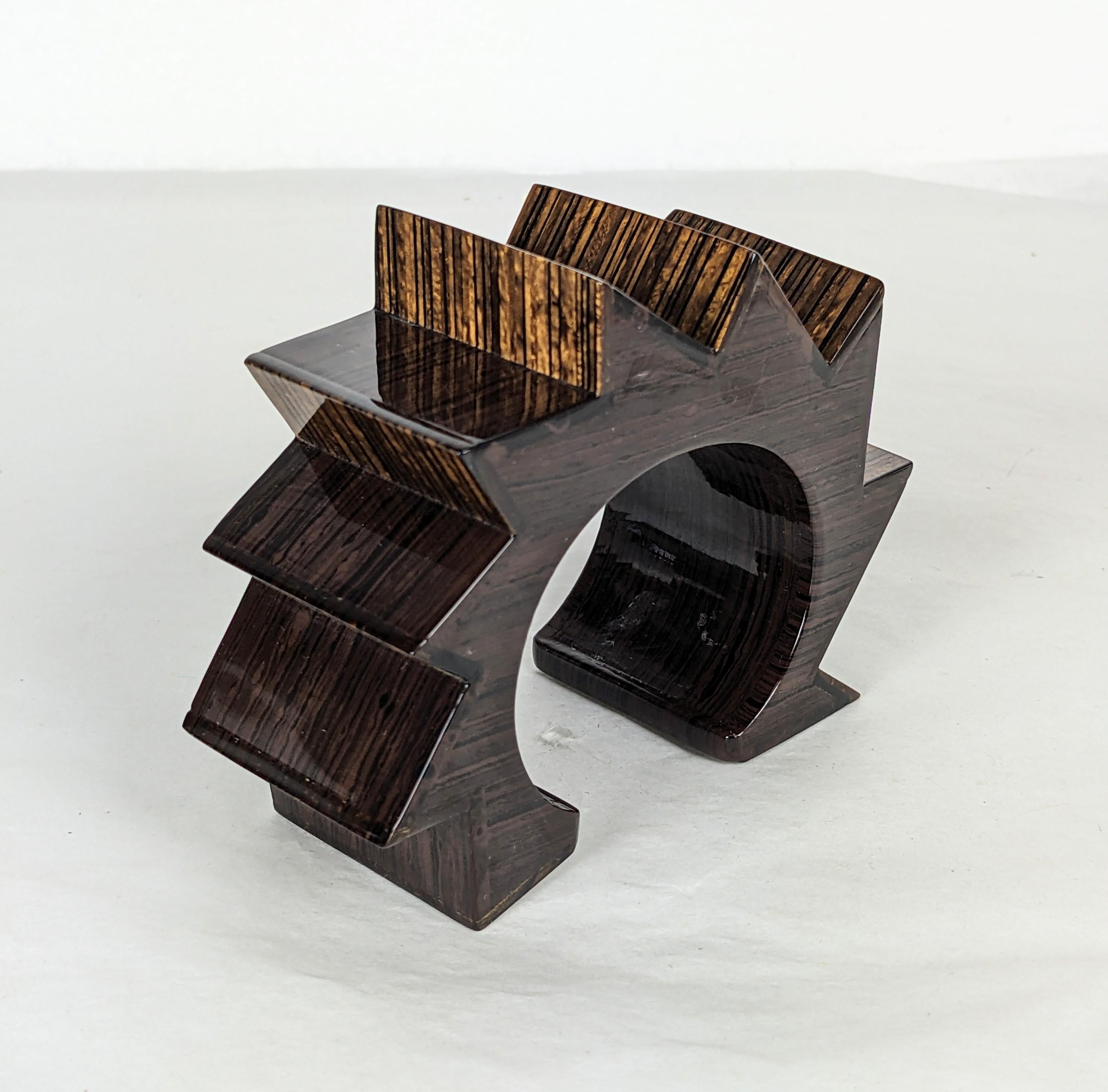 Außergewöhnliches Yves Saint Laurent Post Modernist Manschettenarmband bestehend aus geometrischen Art Deco Formen auf einem hohlen, leichten Kern mit einem hochglanzpolierten  lackiertes Holzfurnier mit Ebenholz-Makassar-Beize. Diese Art der