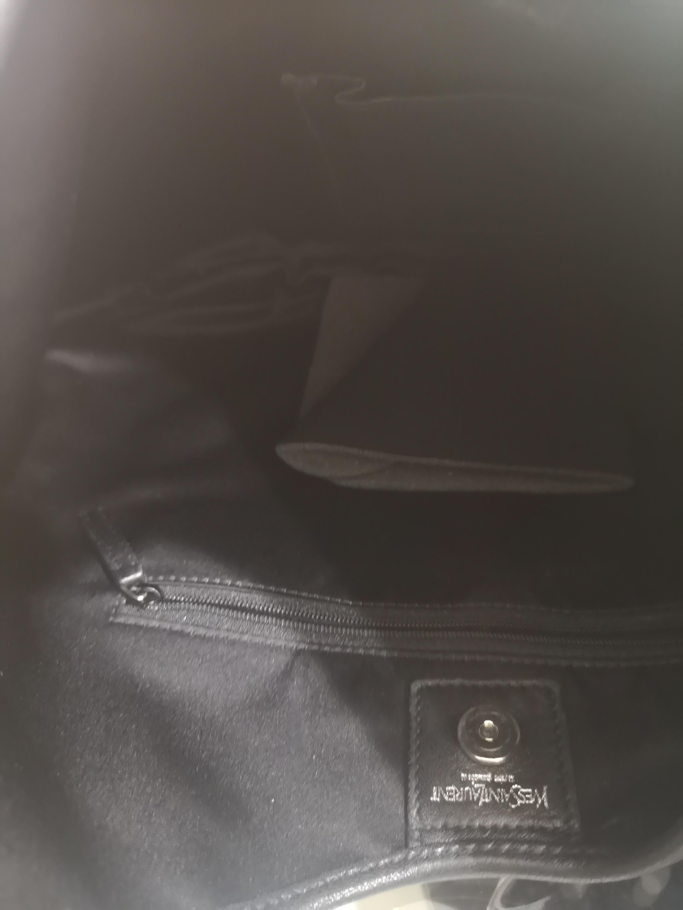 Yves Saint Laurent Mombasa Black and white pois shoulder bag
Measurements: 28 * 37 cm 