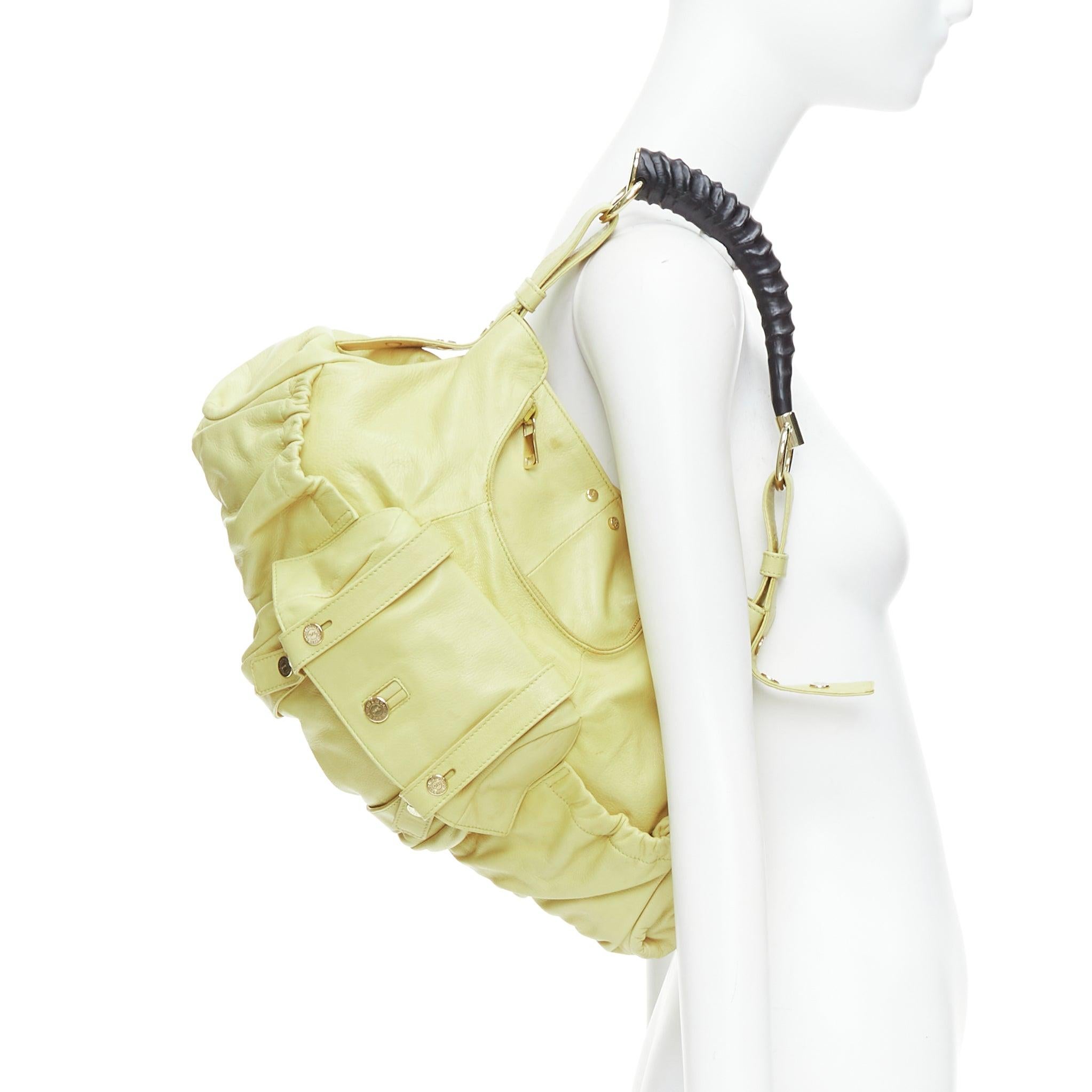 YVES SAINT LAURENT Sac à bandoulière Mombasa en corne noire jaune beurre
Référence : TGAS/E00591
Marque : Yves Saint Laurent
Modèle : Mombasa
MATERIAL : Cuir
Couleur : jaune, noir
Motif : Solide
Fermeture : boutons-pression
Doublure : Tissu