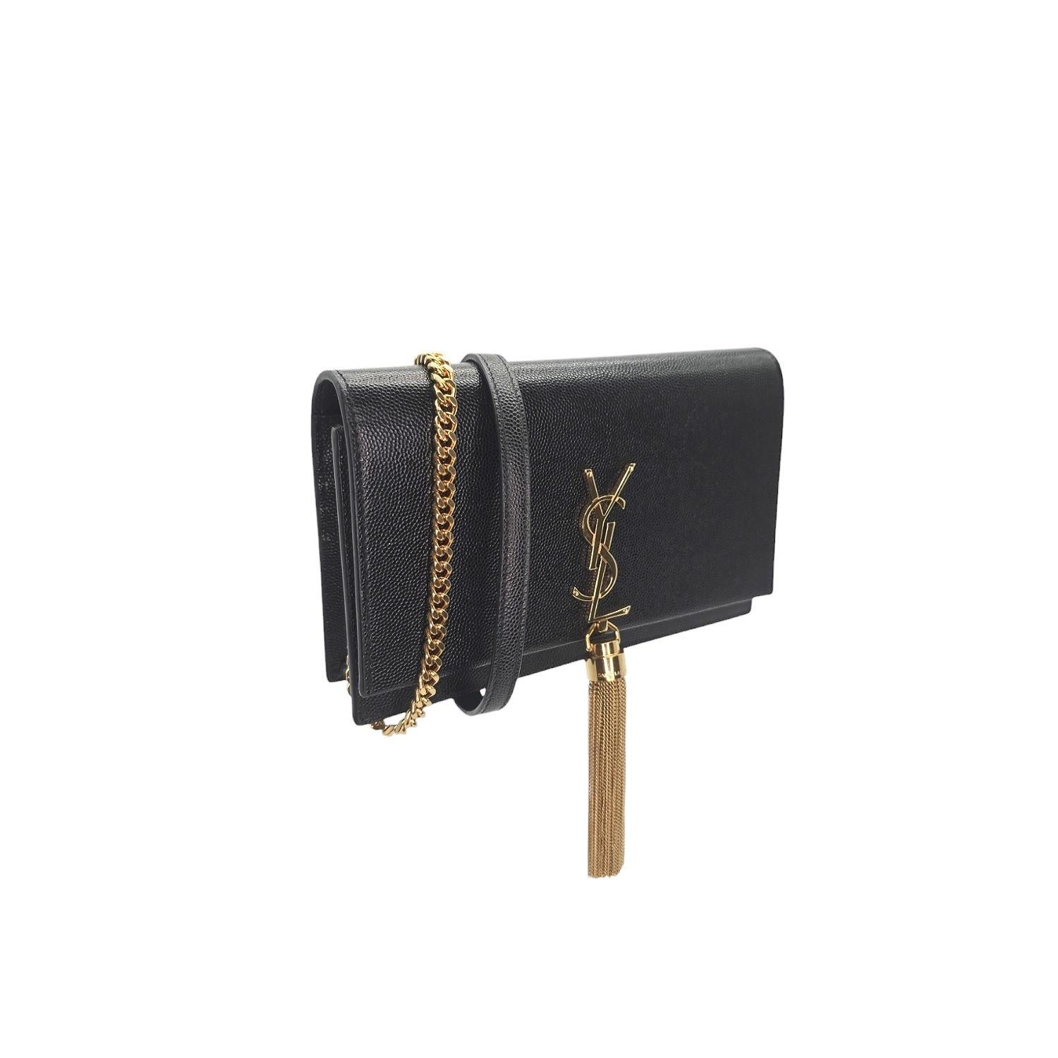 Portafoglio a catena Saint Laurent in pelle di vitello granulata con finiture in ottone dorato, catena a cordoncino e tracolla in pelle staccabili, patta superiore con chiusura a scatto con logo YSL e fodera interna in pelle con sei scomparti per