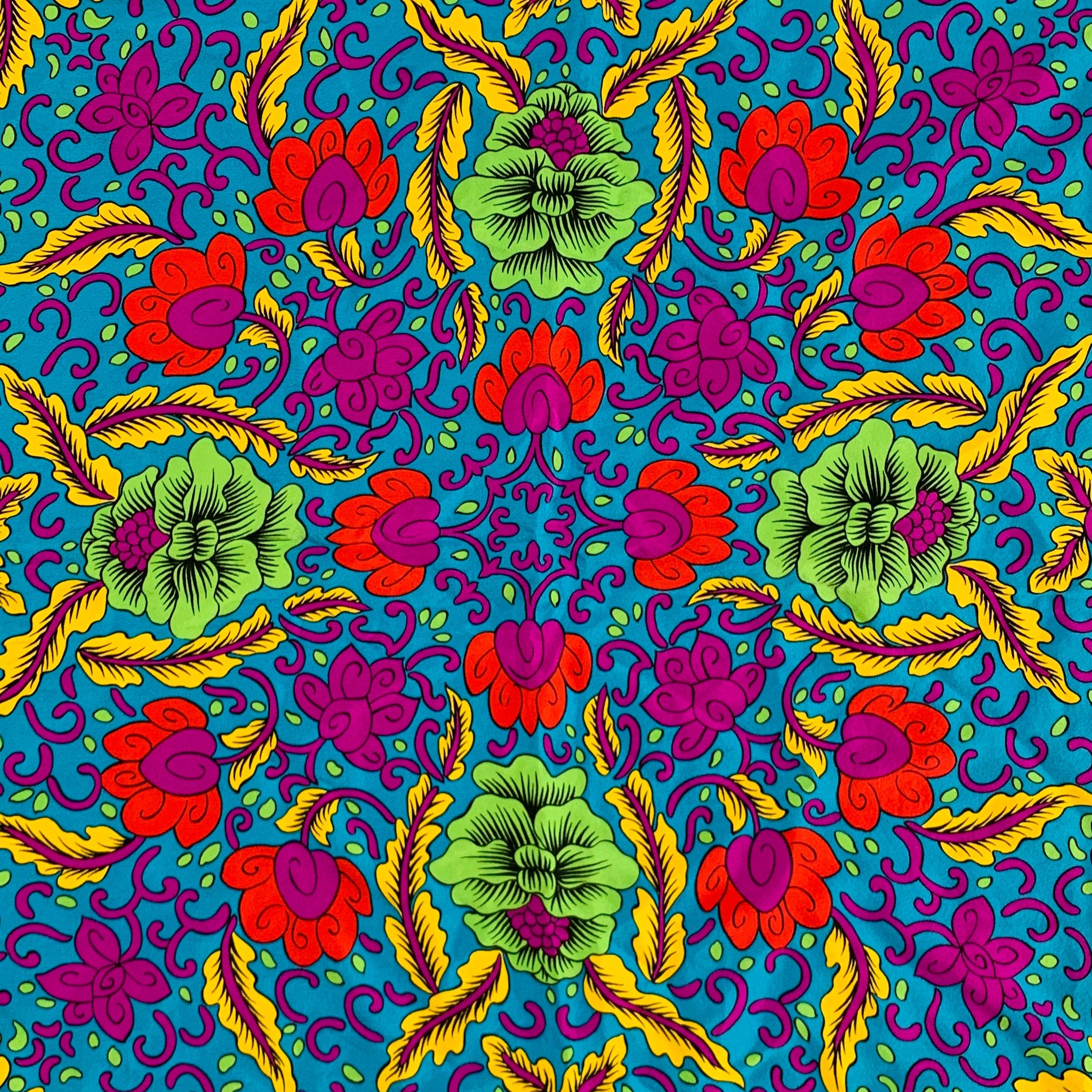 Écharpe YVES SAINT LAUREN
dans un tissu de soie multicolore présentant un motif floral vibrant et de luxueux bords roulés à la main.Bon état d'usage. Petite déchirure dans un coin. 

Mesures : 
  33,5 pouces  x 32.5 pouces 
  
  
 
Numéro de
