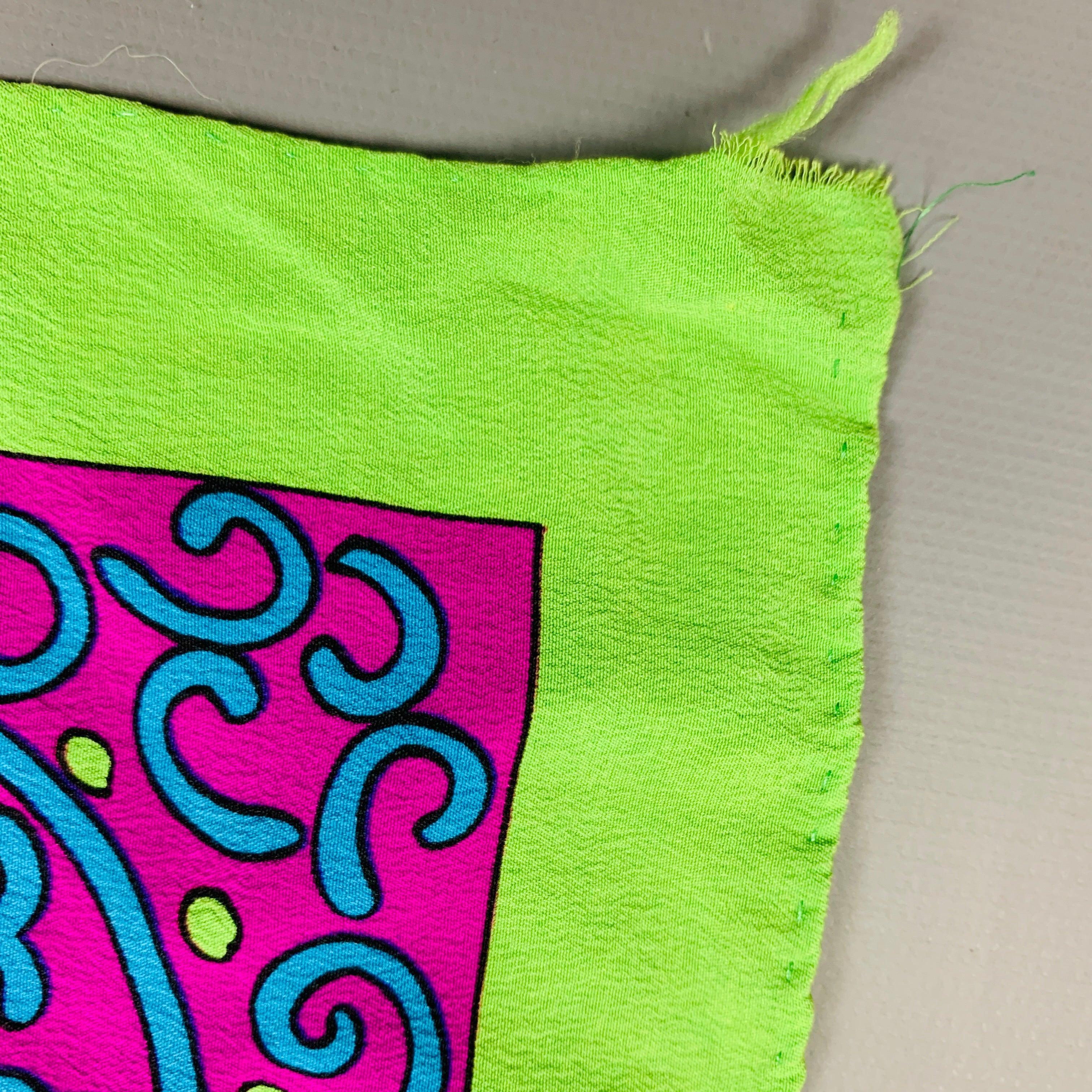 YVES SAINT LAURENT Mehrfarbiger Schal aus Seide mit abstraktem Blumendruck im Angebot 1