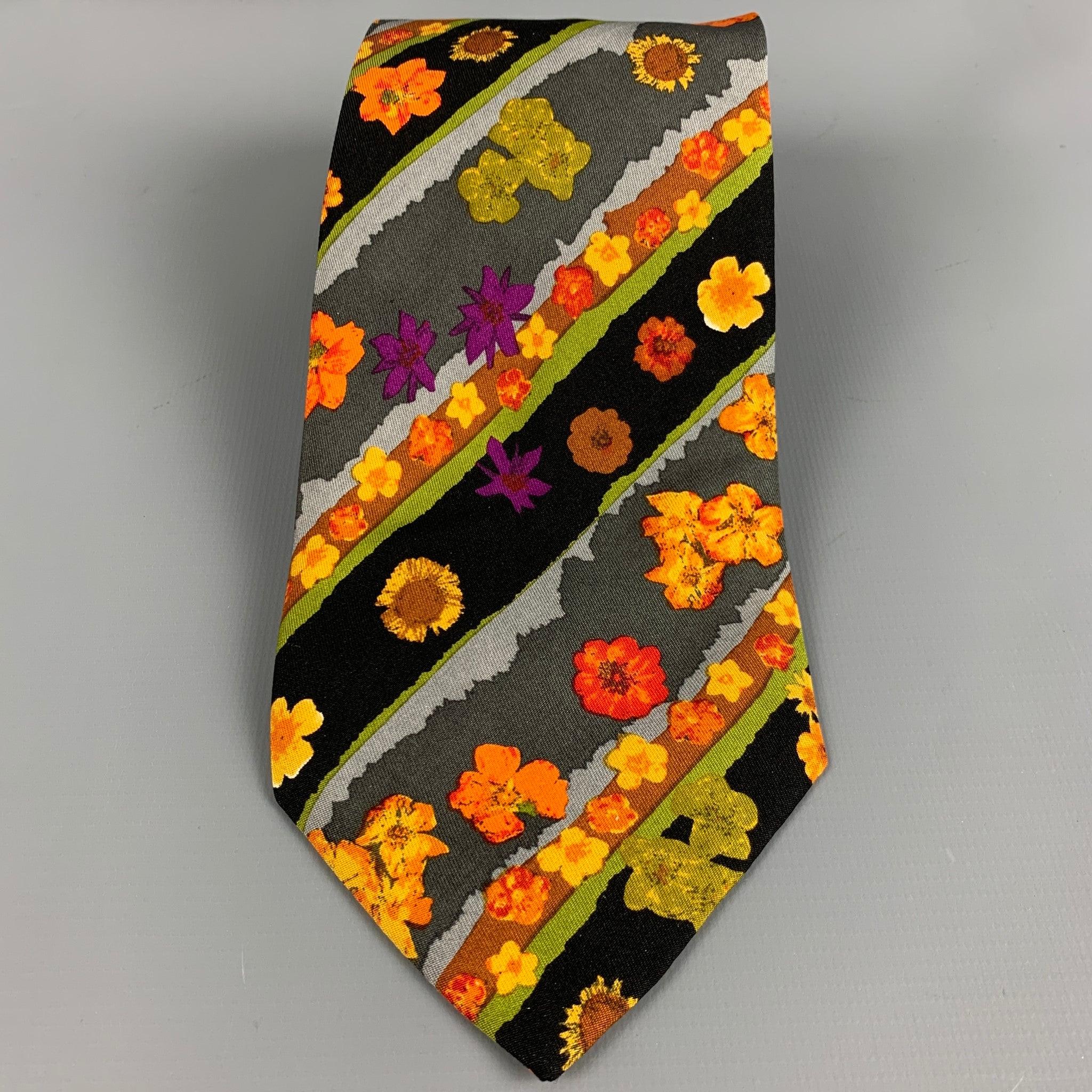 YVES SAINT LAURENT
Krawatte aus einem mehrfarbigen Seidenstoff mit lebhaftem Aquarell-Blumenprint. Made in Italy. sehr guter gebrauchter Zustand. Geringfügige Mängel. 

Abmessungen: 
  Breite: 3,5 Zoll Länge: 59 Zoll 
  
  
 
Referenz: