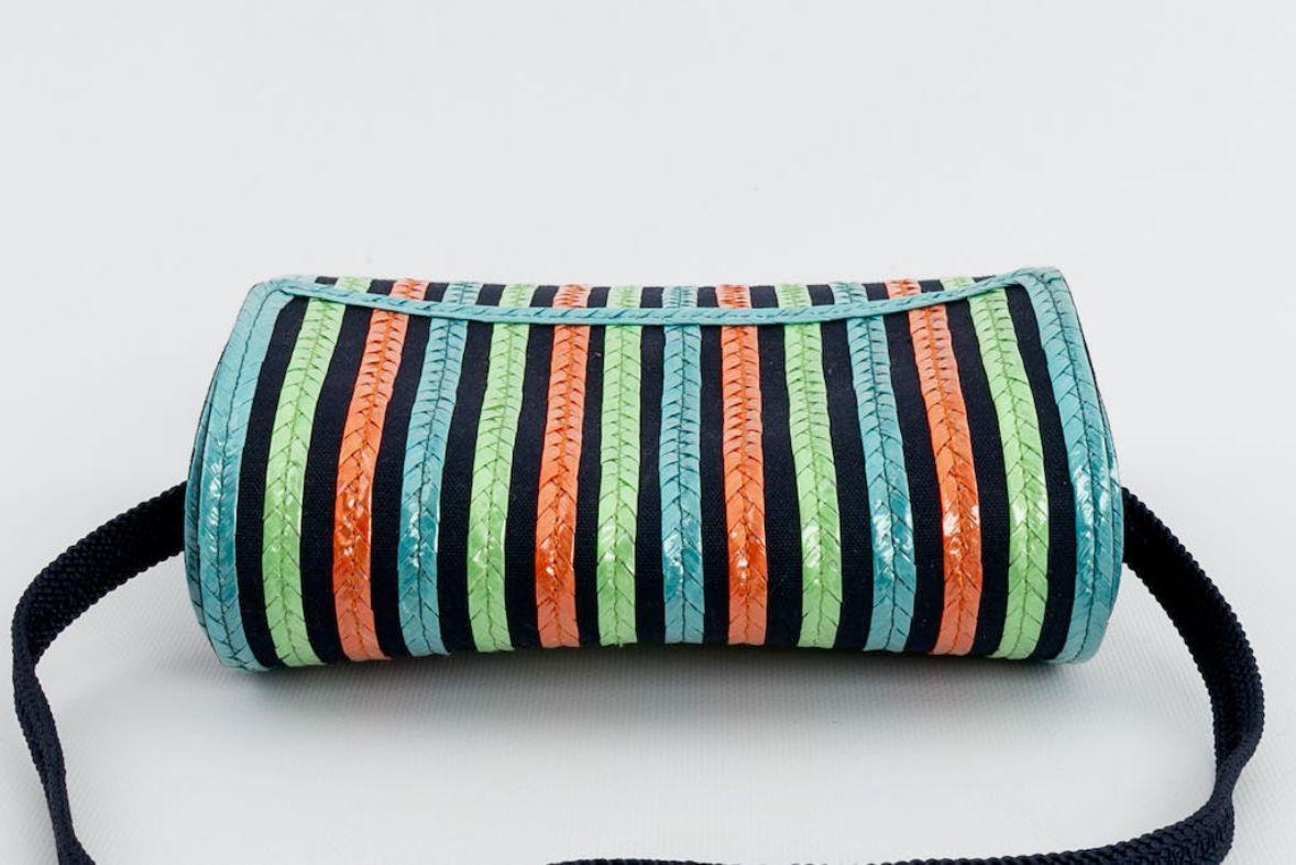 Yves Saint Laurent (Made in France) Sac à bandoulière en raphia multicolore et toile bleue, avec trois poches plaquées.

Informations complémentaires : 
Dimensions : Longueur : 18,5 cm, Hauteur : 18 cm, Profondeur : 4 cm : Longueur : 18,5 cm