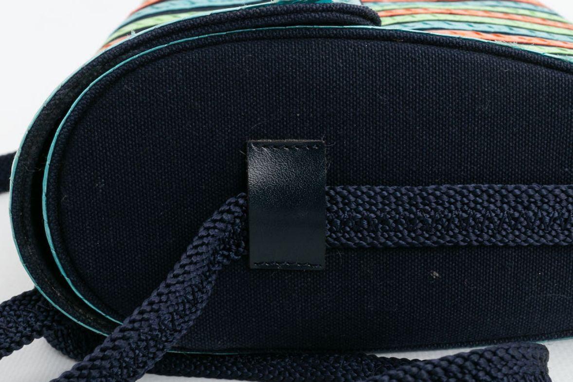 Yves Saint Laurent - Sac en raphia multicolore et toile bleue en vente 1