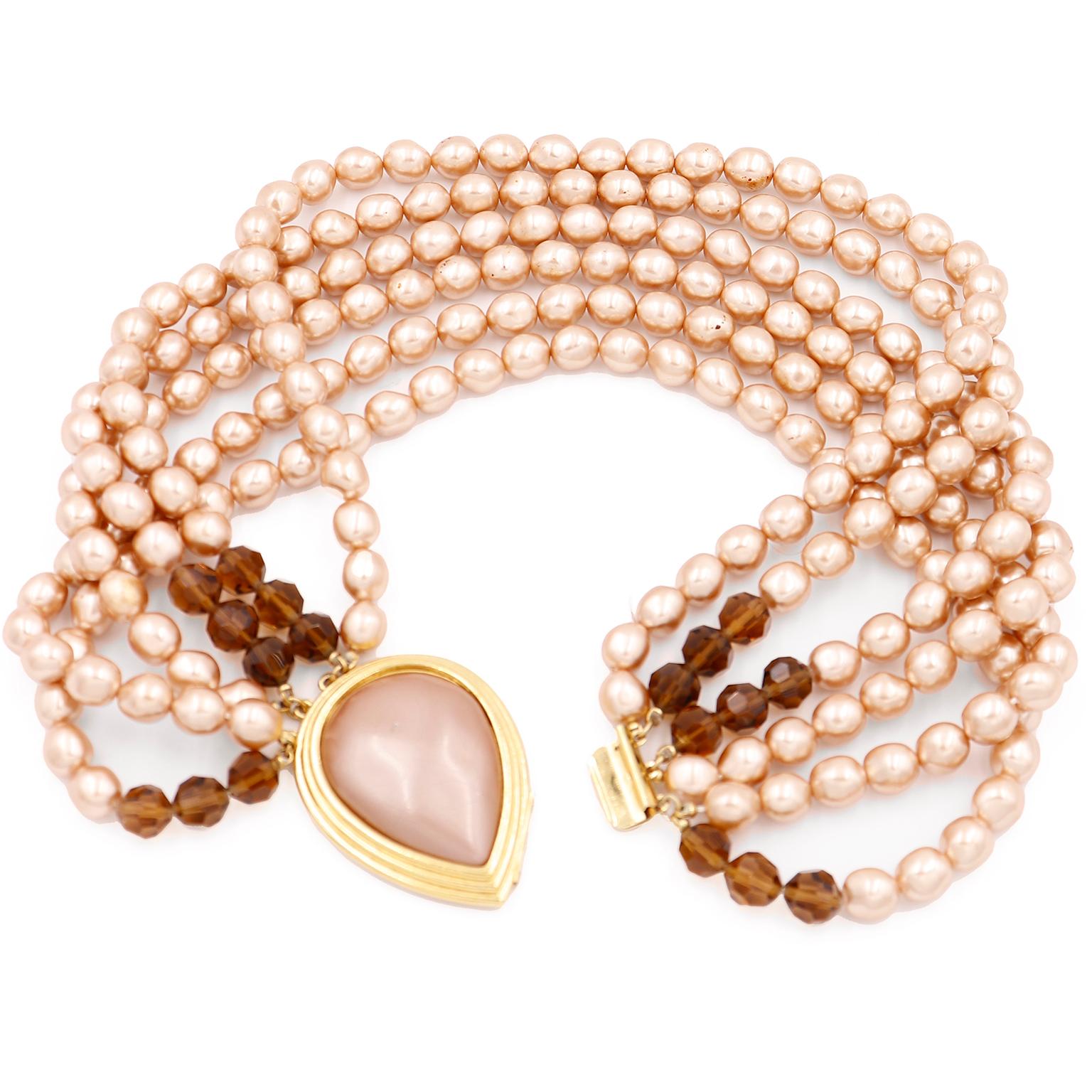Yves Saint Laurent Mehrstrangige rosa Perlen-Halskette mit durchbrochenen Ohrringen im Zustand „Gut“ im Angebot in Portland, OR
