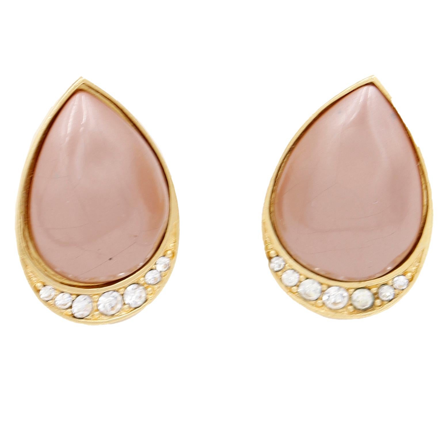 Yves Saint Laurent Mehrstrangige rosa Perlen-Halskette mit durchbrochenen Ohrringen im Angebot 2