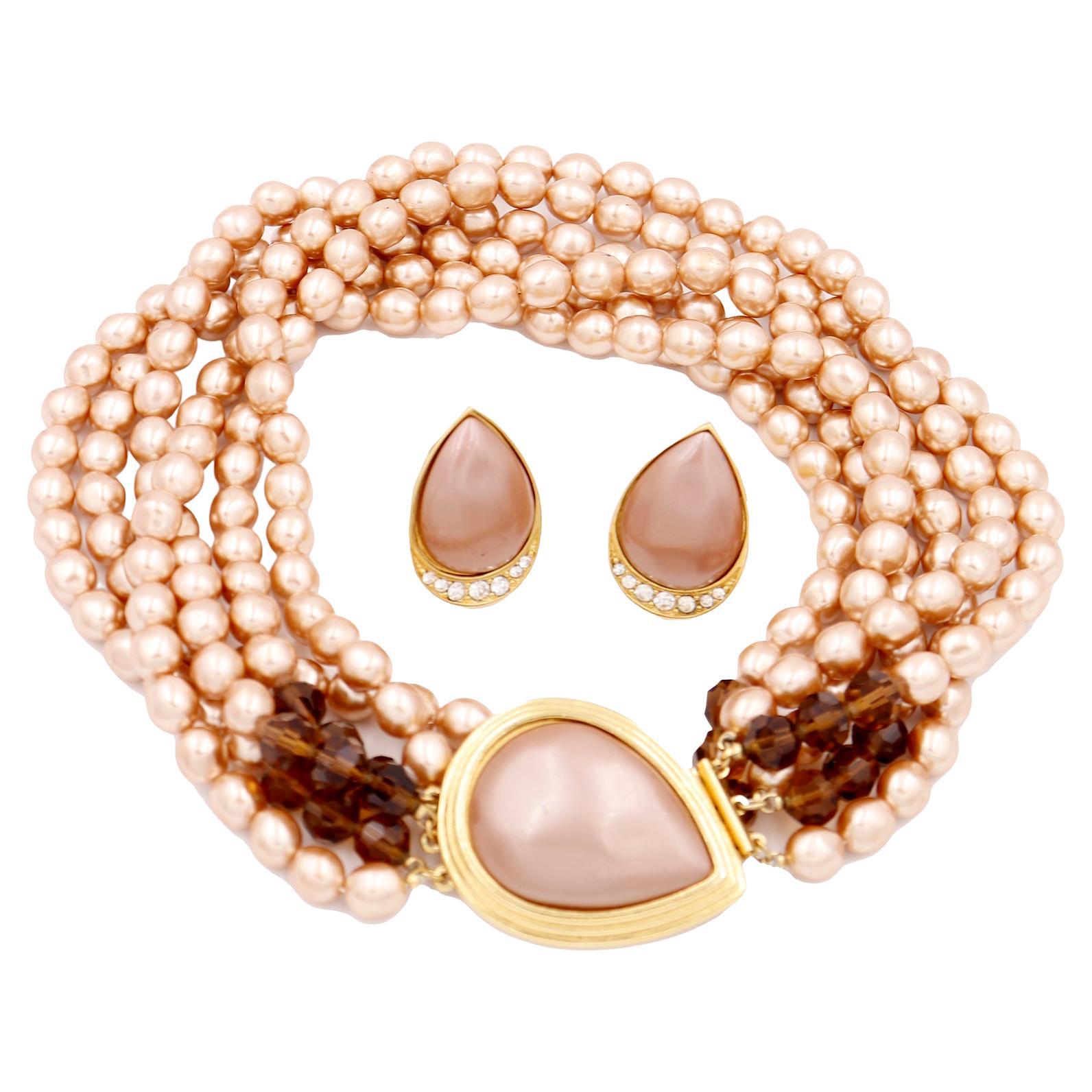 Yves Saint Laurent Mehrstrangige rosa Perlen-Halskette mit durchbrochenen Ohrringen im Angebot