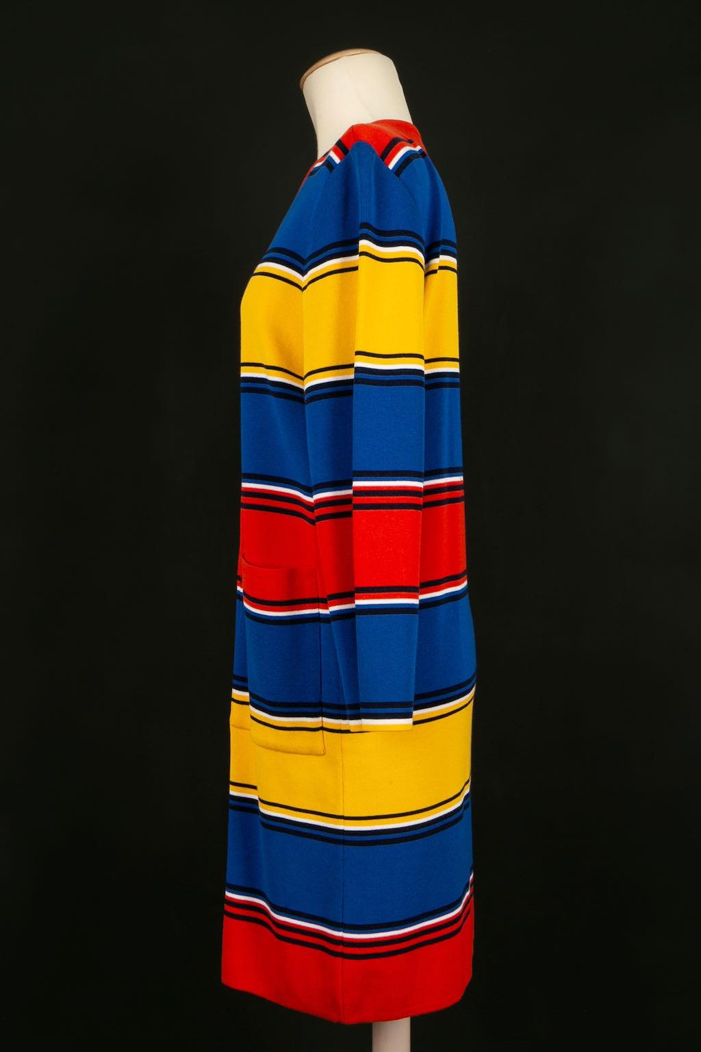 Yves Saint Laurent -Mehrfarbiges Strickmantelkleid. Fehlende Größe und Zusammensetzung Label, dieses Stück passt eine Größe 40FR.

Zusätzliche Informationen: 
Abmessungen: Schulterbreite: 40 cm, Brustumfang: 52 cm, Ärmellänge: 55 cm, Länge: 92