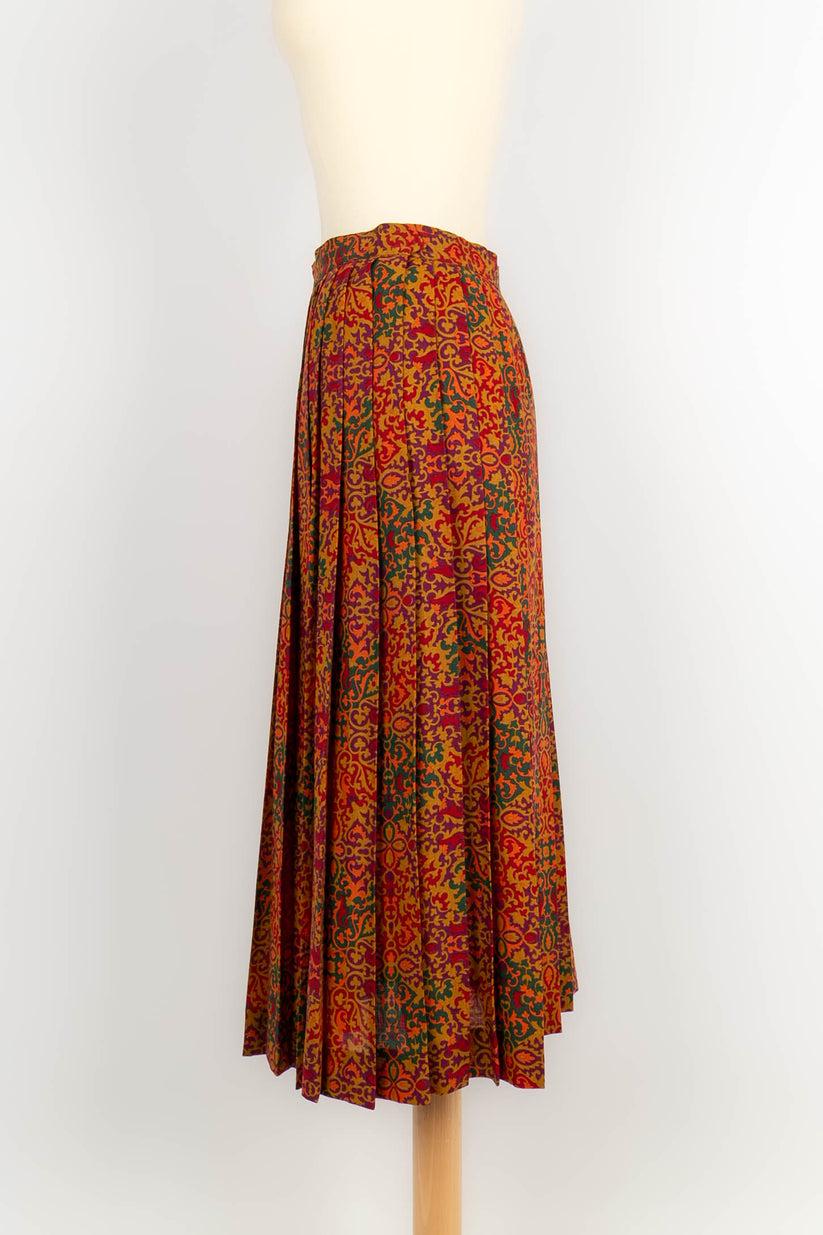 Yves Saint Laurent -(Made in France) Multicolored pleated skirt. Size 38FR.

Additional information: 
Dimensions: Size: 33 cm, Length: 77 cm
Condition: Very good condition
Seller Ref number: FJ13