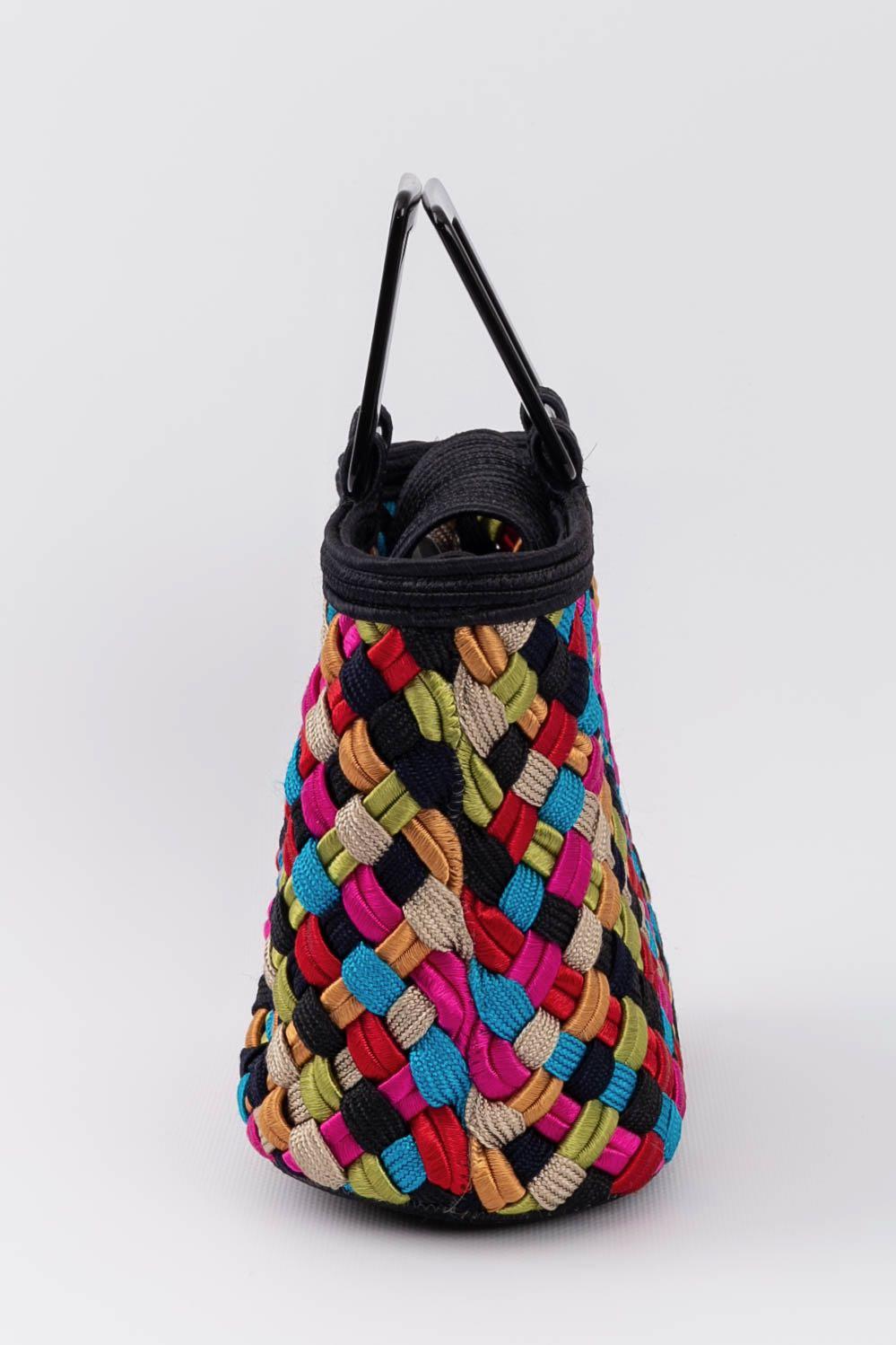 Yves Saint Laurent (Made in France) Mehrfarbige Handtasche mit schwarzem Bakelit-Griff.

Zusätzliche Informationen: 
Abmessungen: Höhe: 15 cm (5.91 in), Breite: 24 cm (9.45 in), Tiefe: 10 cm (3.94 in), Henkel: 23 cm (9.05 in)
Zustand: Sehr guter