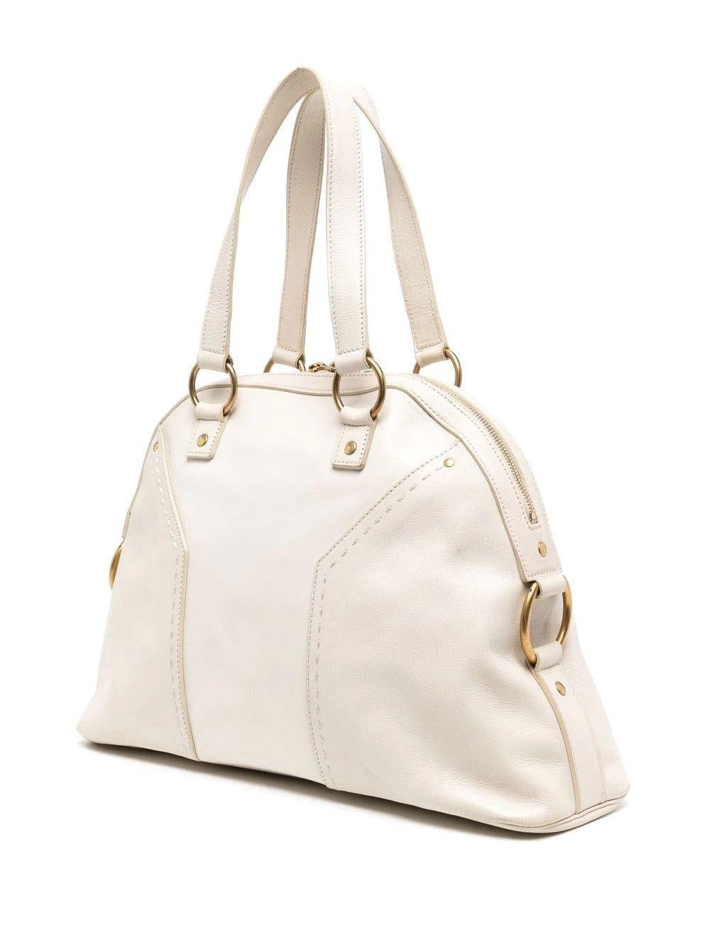 Die YSL Muse Leather Tote Bag wurde erstmals im Februar 2006 vorgestellt und zog die Blicke vieler Handtaschenliebhaber auf sich. Bis heute ist die Tasche berühmt und gilt als klassisch und zeitlos. Und wie alle zeitlosen Handtaschen werden Sie nie
