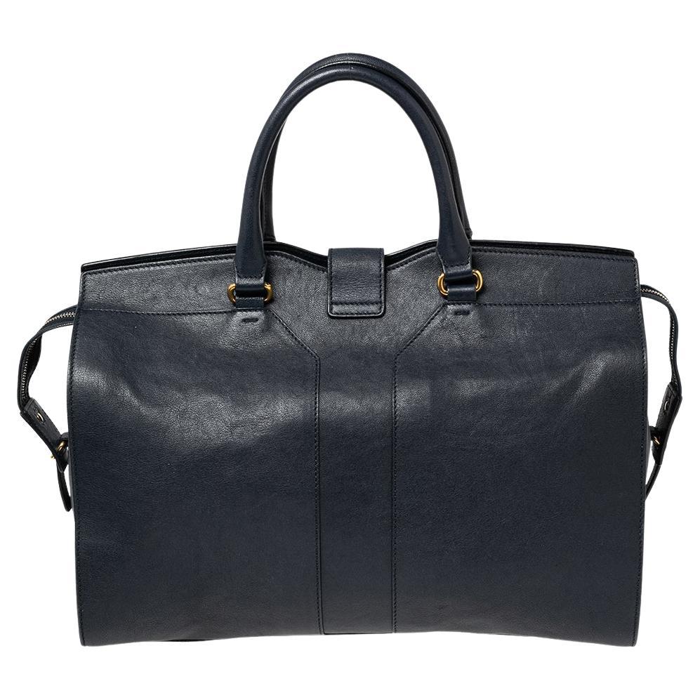 Cet élégant sac fourre-tout Chyc de Saint Laurent Paris est idéal pour un usage quotidien. Confectionné en cuir, le sac est agrémenté d'une fermeture à bouton pression à motif Y doré, de deux anses en cuir roulées et de pieds de protection en métal