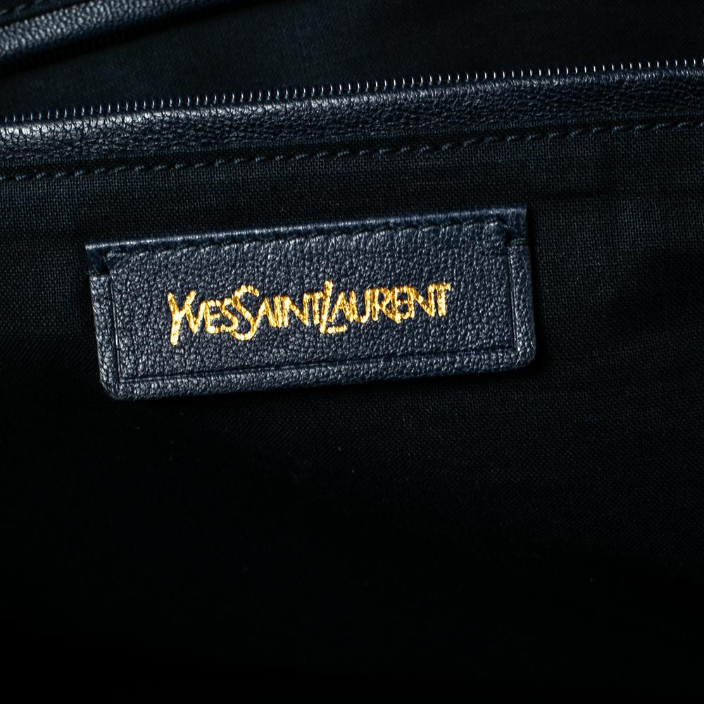 Yves Saint Laurent grand sac cabas Chyc en cuir bleu marine Bon état à Dubai, Al Qouz 2