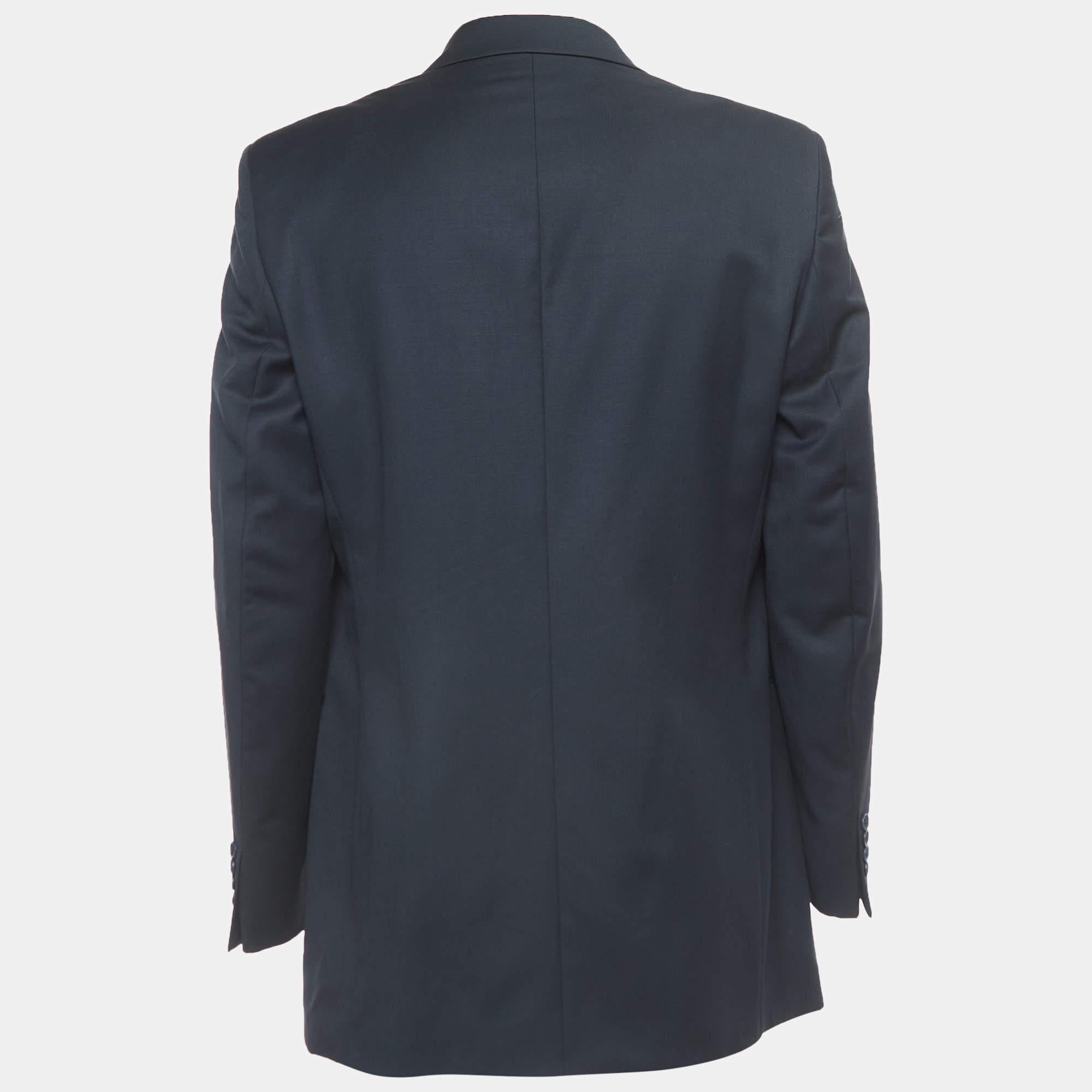 This blazer brings you both class and luxury as you wear it. It is highlighted with long sleeves, thus granting a polished finish.

