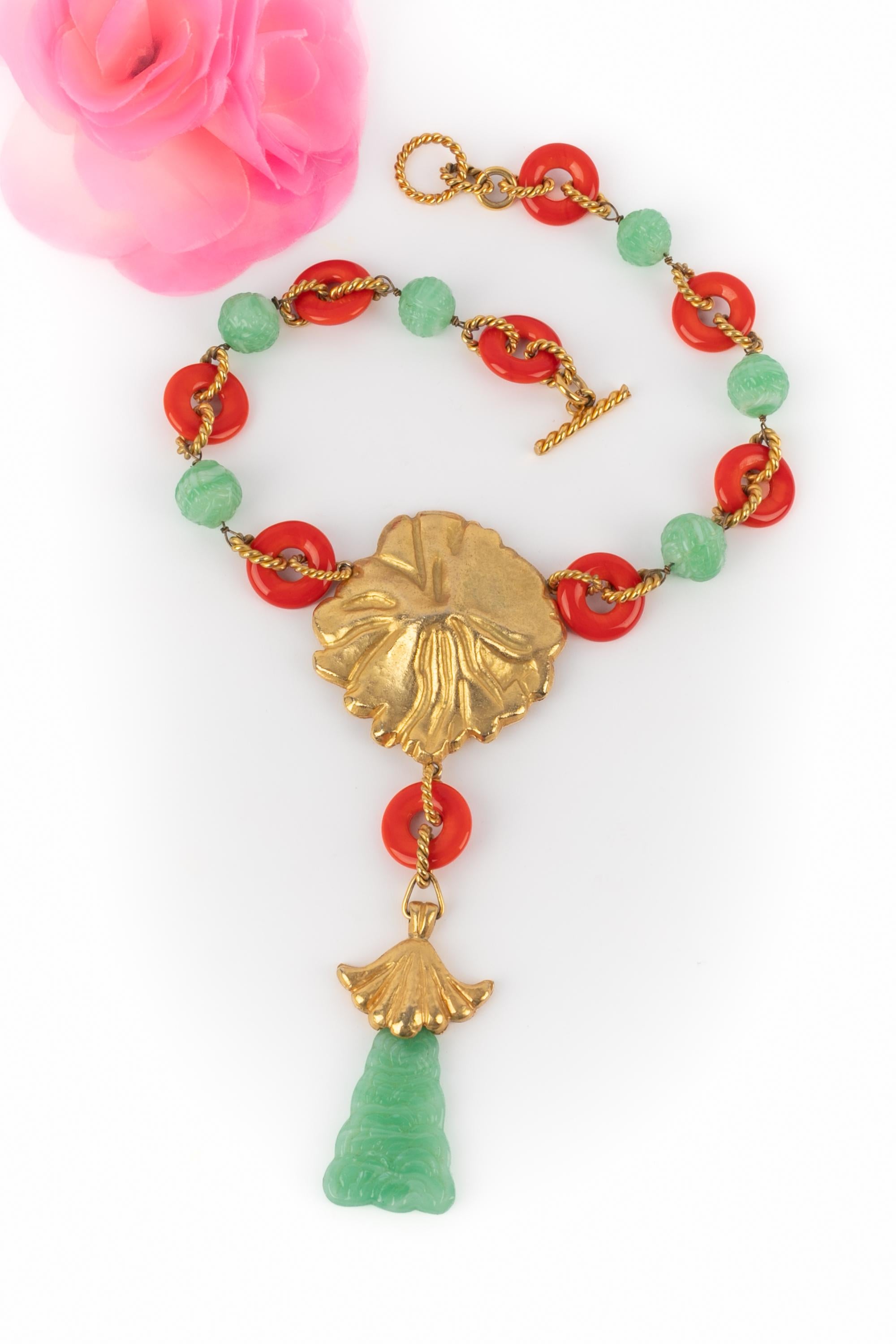 Yves Saint Laurent - (Made in France) Collana composta da anelli in metallo dorato e anelli in pasta di vetro verde e rosso. Modello in metallo dorato legato a un ciondolo in pasta di vetro. Una collezione del 1990/1996 sotto la direzione artistica