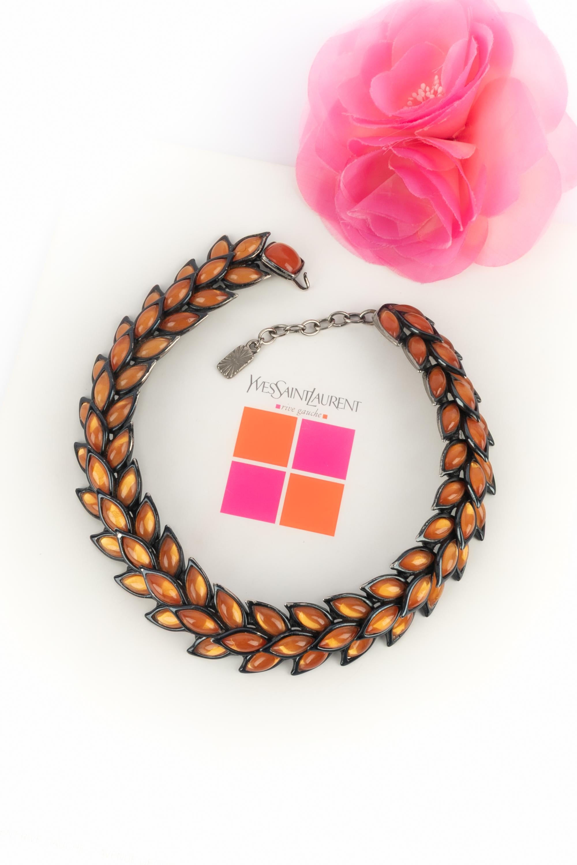 Yves Saint Laurent - (Made in France) Collana articolata in metallo argentato scuro che rappresenta spighe di grano con resina arancione.

Condizioni:
Ottime condizioni

Dimensioni:
Lunghezza: da 41 a 45 cm

SKU:BC225