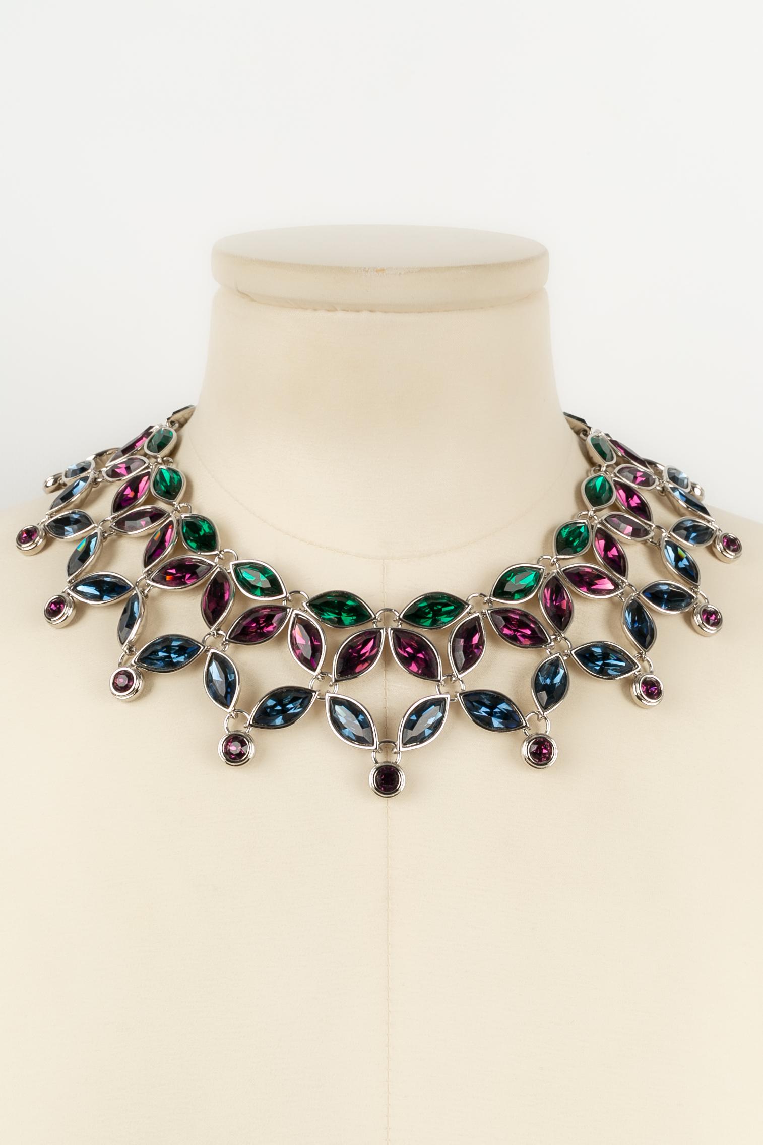 Yves Saint Laurent - (non firmato) Collana in argento e strass colorati. Gioiello non firmato.

Condizioni:
Ottime condizioni

Dimensioni:
Lunghezza: 39 cm

SKU:BC28
