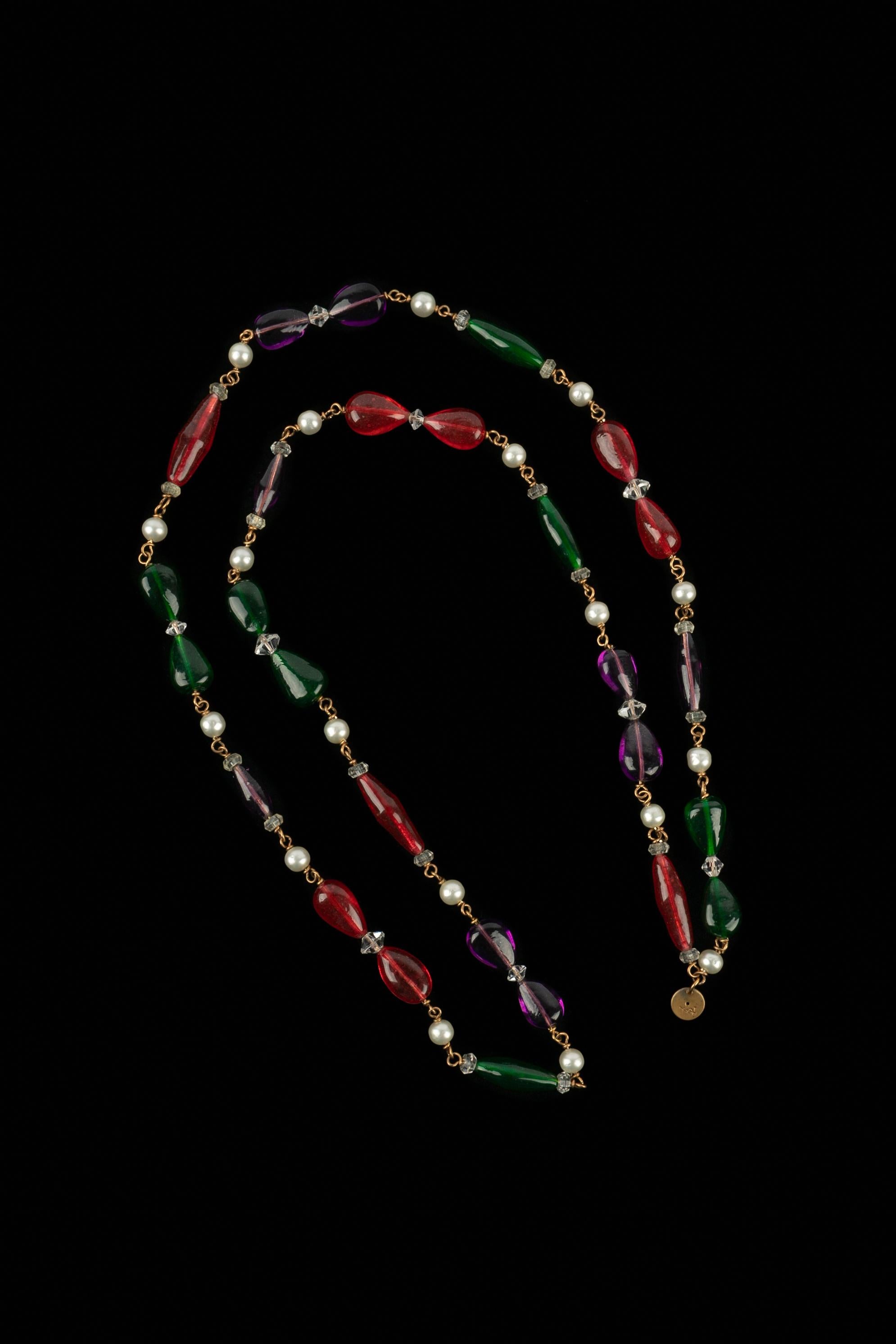 Yves Saint Laurent - (Made in France) Collana con perle di vetro colorate e perle di costume. Una collezione di alta moda.

Condizioni:
Ottime condizioni

Dimensioni:
Lunghezza: 100 cm

SKU:BC127