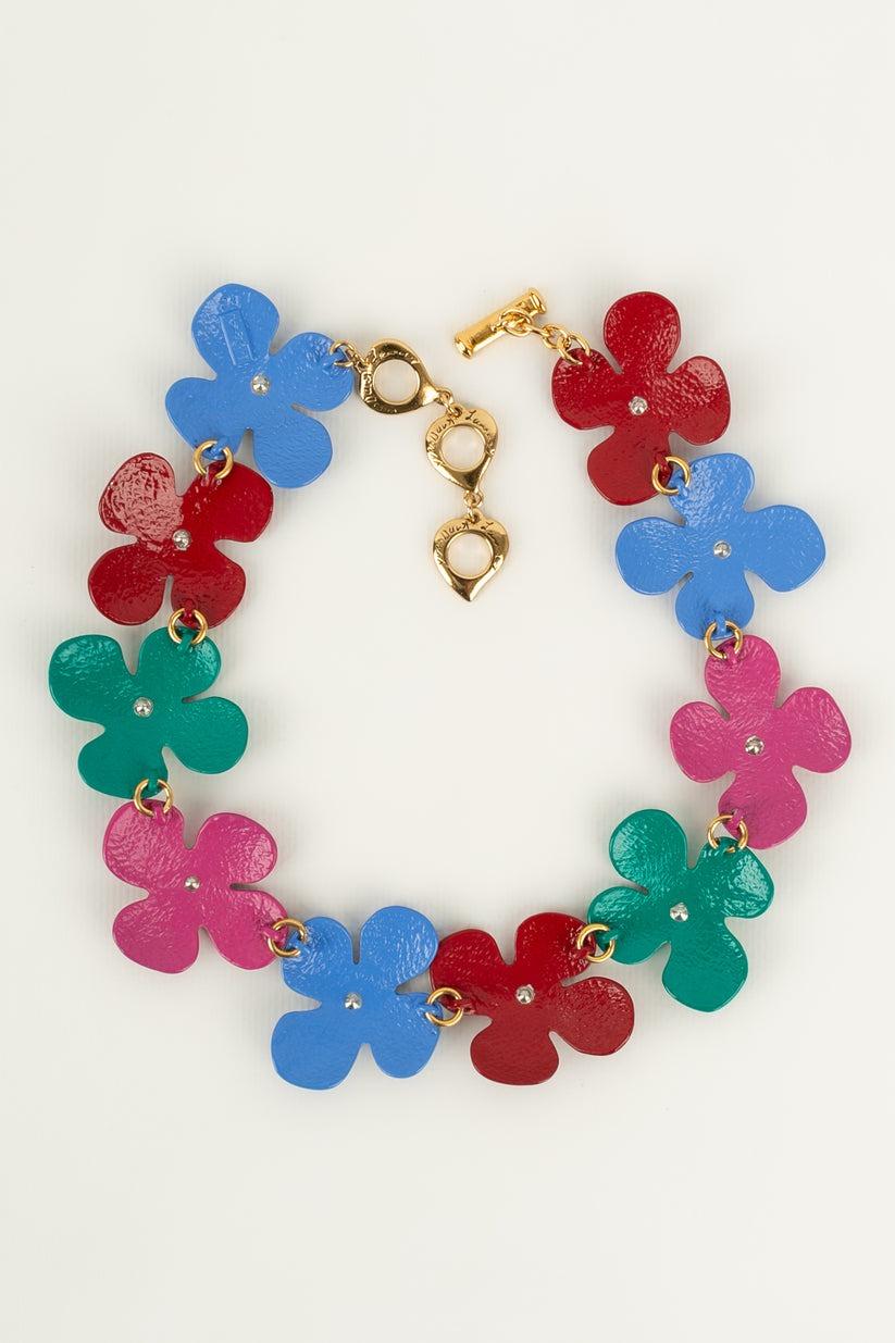 Yves Saint Laurent - (Made in France) Short necklace in metal and multicolored enamel. Spring-Summer 1992 Haute Couture Collection.

Additional information:
Condition: Very good condition
Dimensions: Length: from 39 cm to 44 cm
Period: 20th