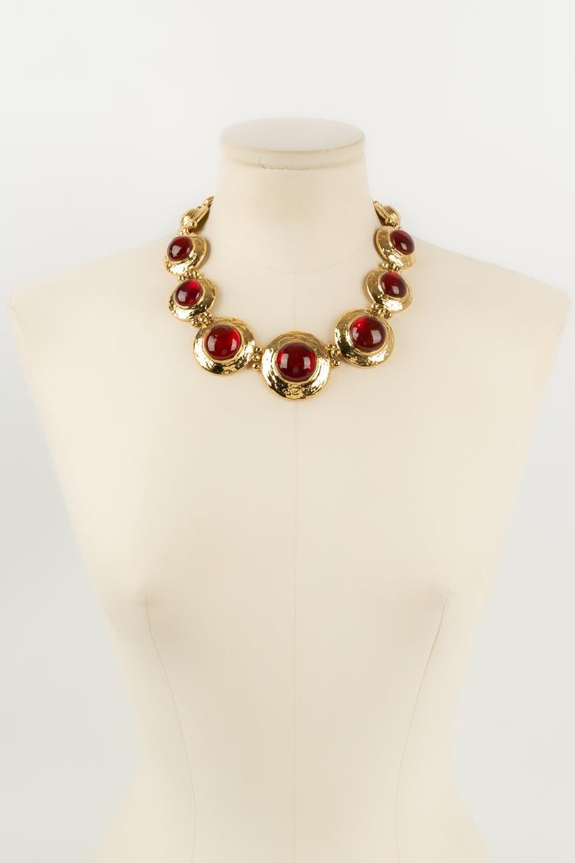 Yves Saint Laurent - (Made in France) Short necklace in gold metal and red glass paste cabochons.

Additional information:
Dimensions: Length: from 44 cm to 50 cm
Condition: Very good condition
Seller Ref number: BC64