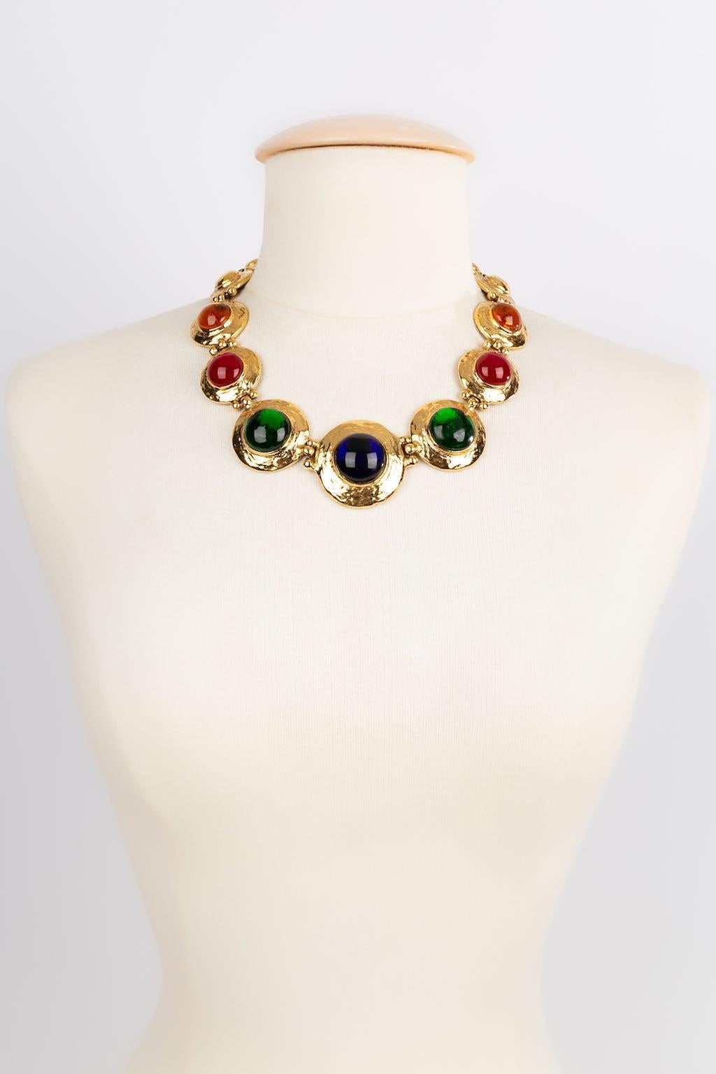 Yves Saint Laurent -(Made in France) Articulated necklace in gold metal paved with colored cabochons.

Additional information: 
Dimensions: Length: 52 cm - Diameter of the central medallion: 4 cm
Condition: Very good condition
Seller Ref number: