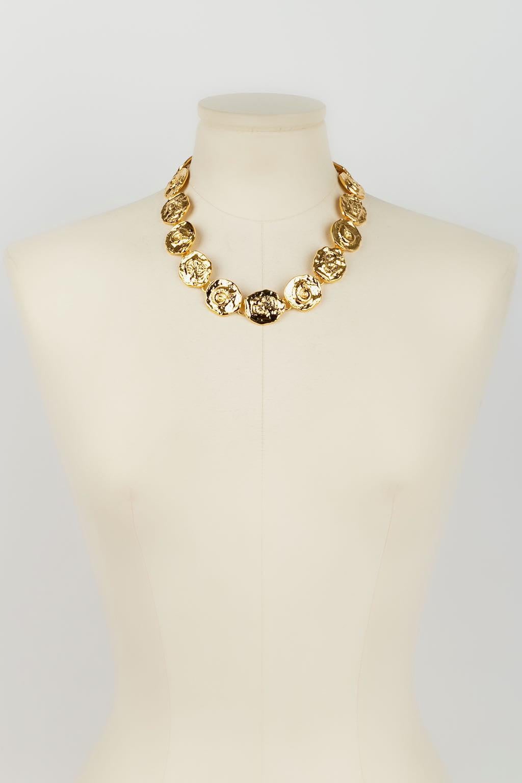 Yves Saint Laurent -(Made in France) Gegliederte Halskette aus goldenem Metall.

Zusätzliche Informationen: 
Abmessungen: Länge: von 44 cm bis 49 cm - Höhe: 2,5 cm
Zustand: Sehr guter Zustand
Verkäufer-Referenznummer: BC173