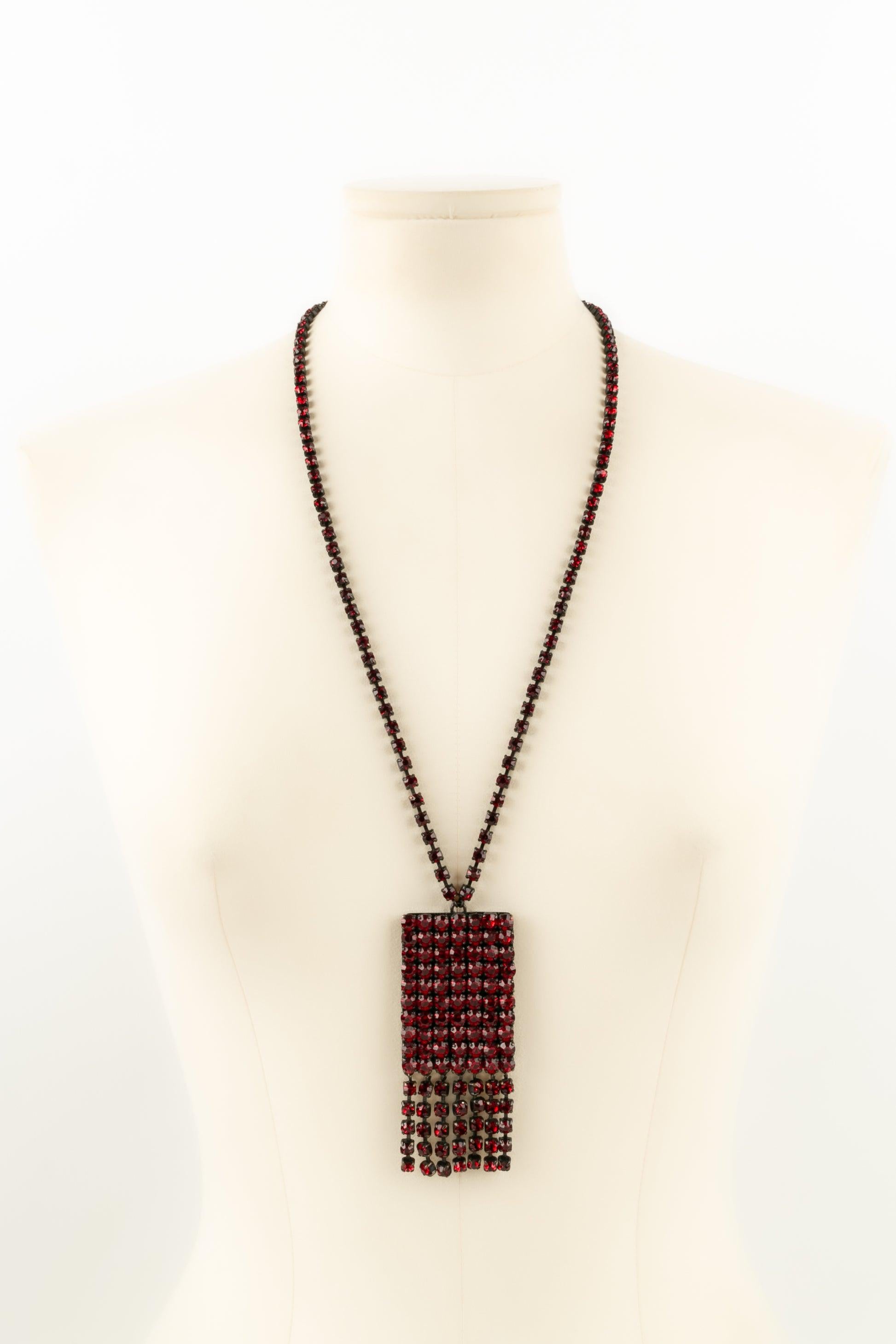 Yves Saint Laurent - Necklace in metal entirely paved with red rhinestones. Work by the atelier Scemama for Yves Saint Laurent.

Additional information:
Condition: Good condition
Dimensions: Length: 70 cm

Seller Reference: BC187