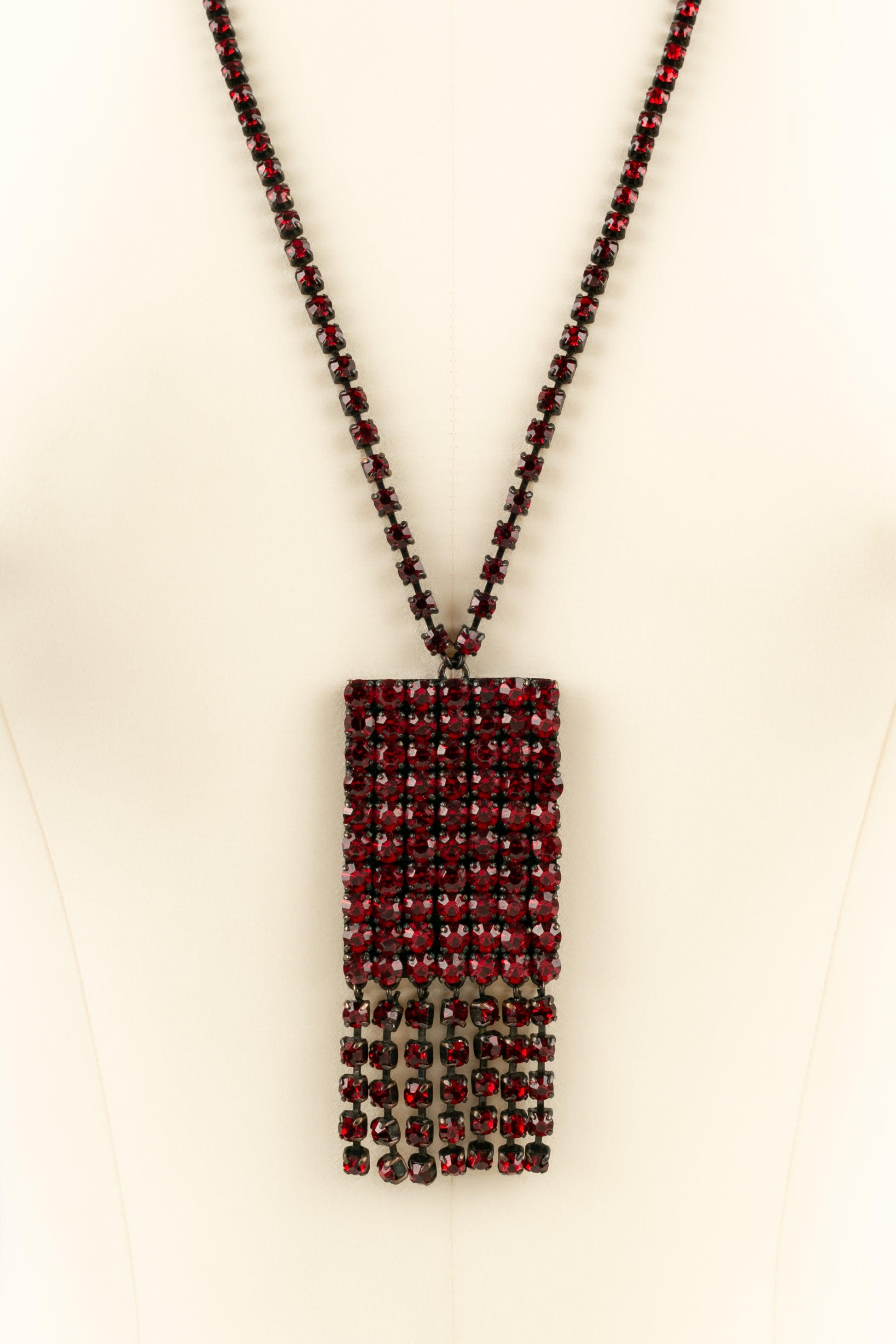 Yves Saint Laurent Halskette aus Metall mit roten Strasssteinen im Zustand „Gut“ im Angebot in SAINT-OUEN-SUR-SEINE, FR