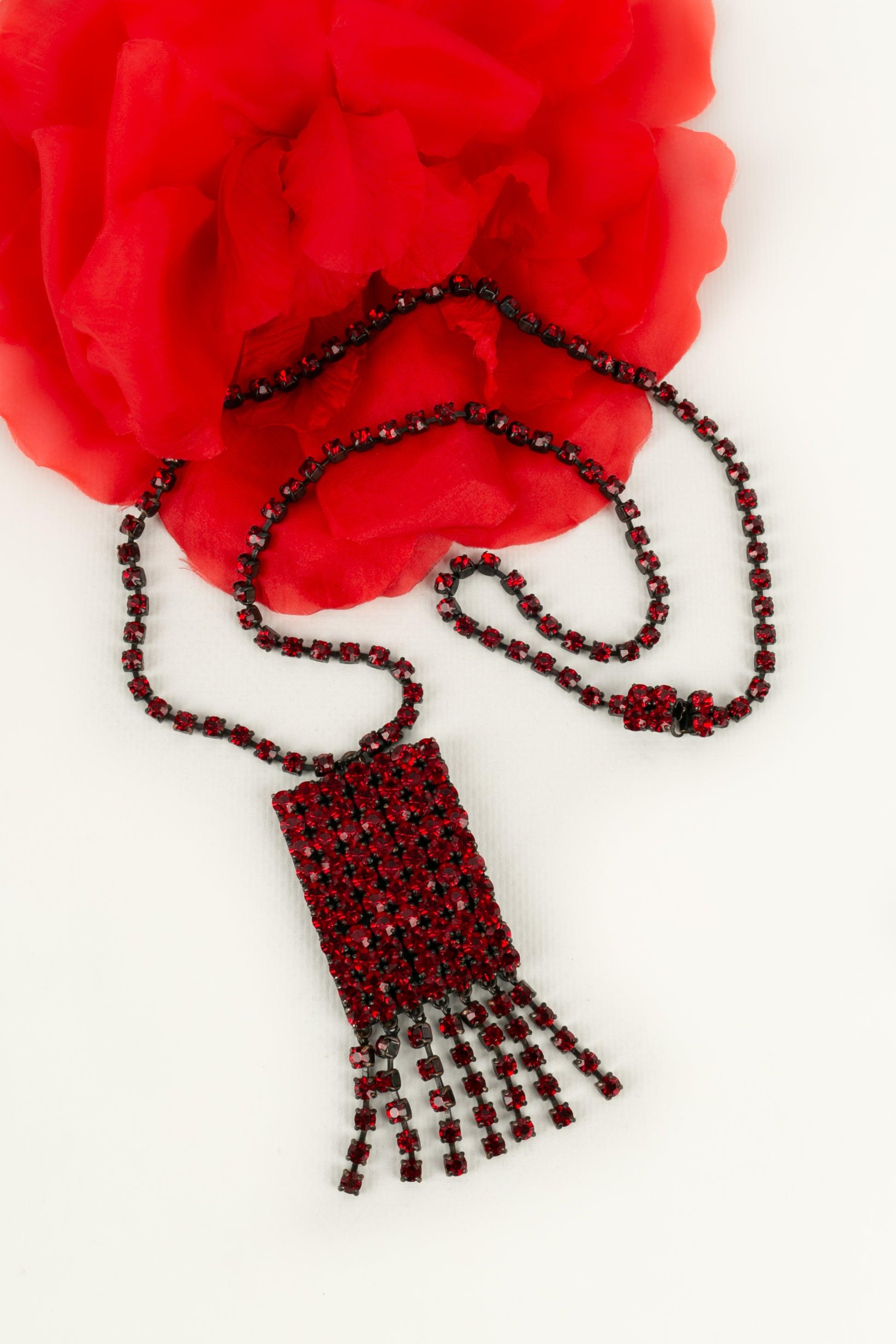 Yves Saint Laurent Halskette aus Metall mit roten Strasssteinen im Angebot 3
