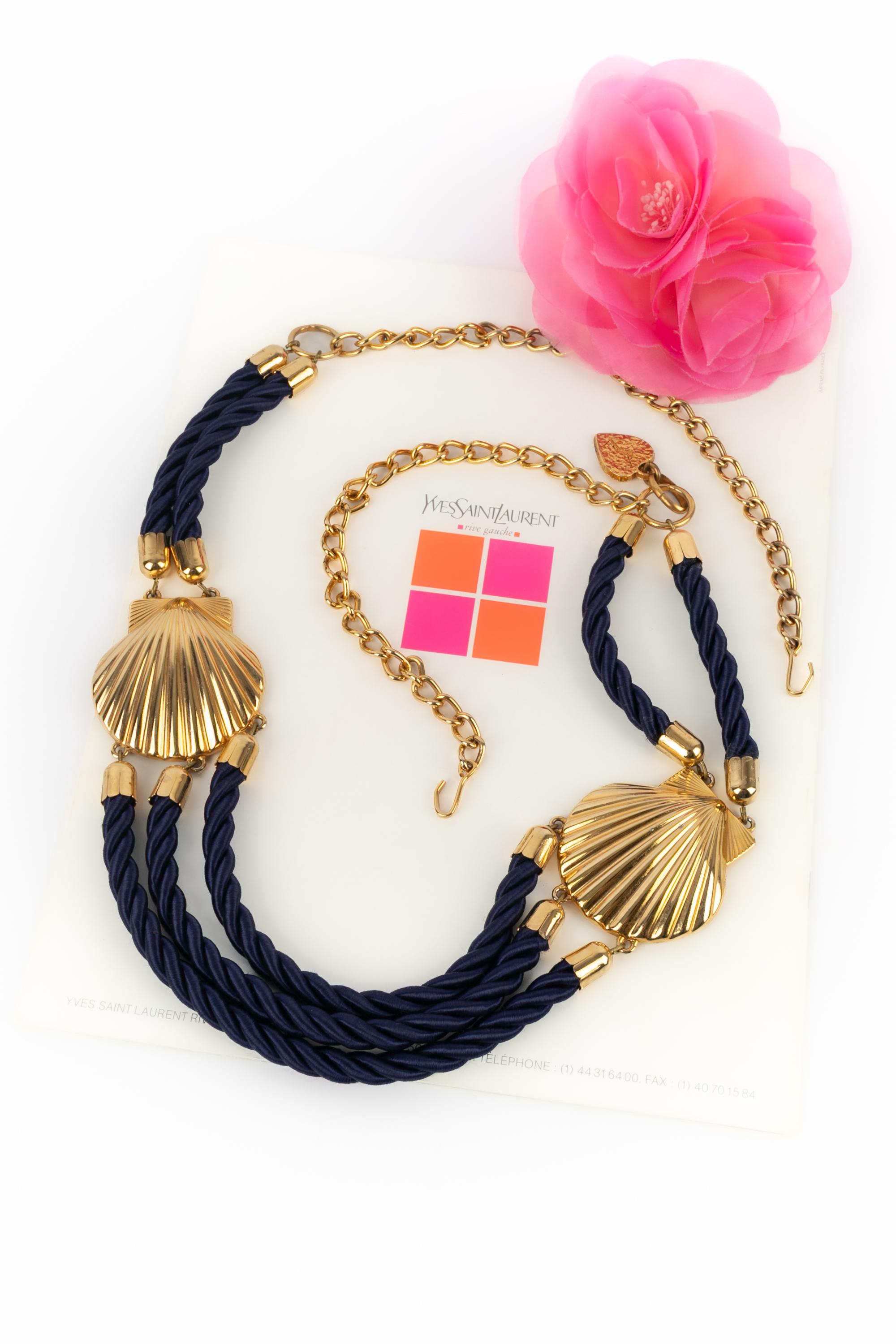 Yves Saint Laurent - (Made in France) Lunga collana di conchiglie in metallo dorato con cordoncini blu.

Condizioni:
Ottime condizioni

Dimensioni:
Lunghezza della fila più corta: 103 cm

SKU:BC203