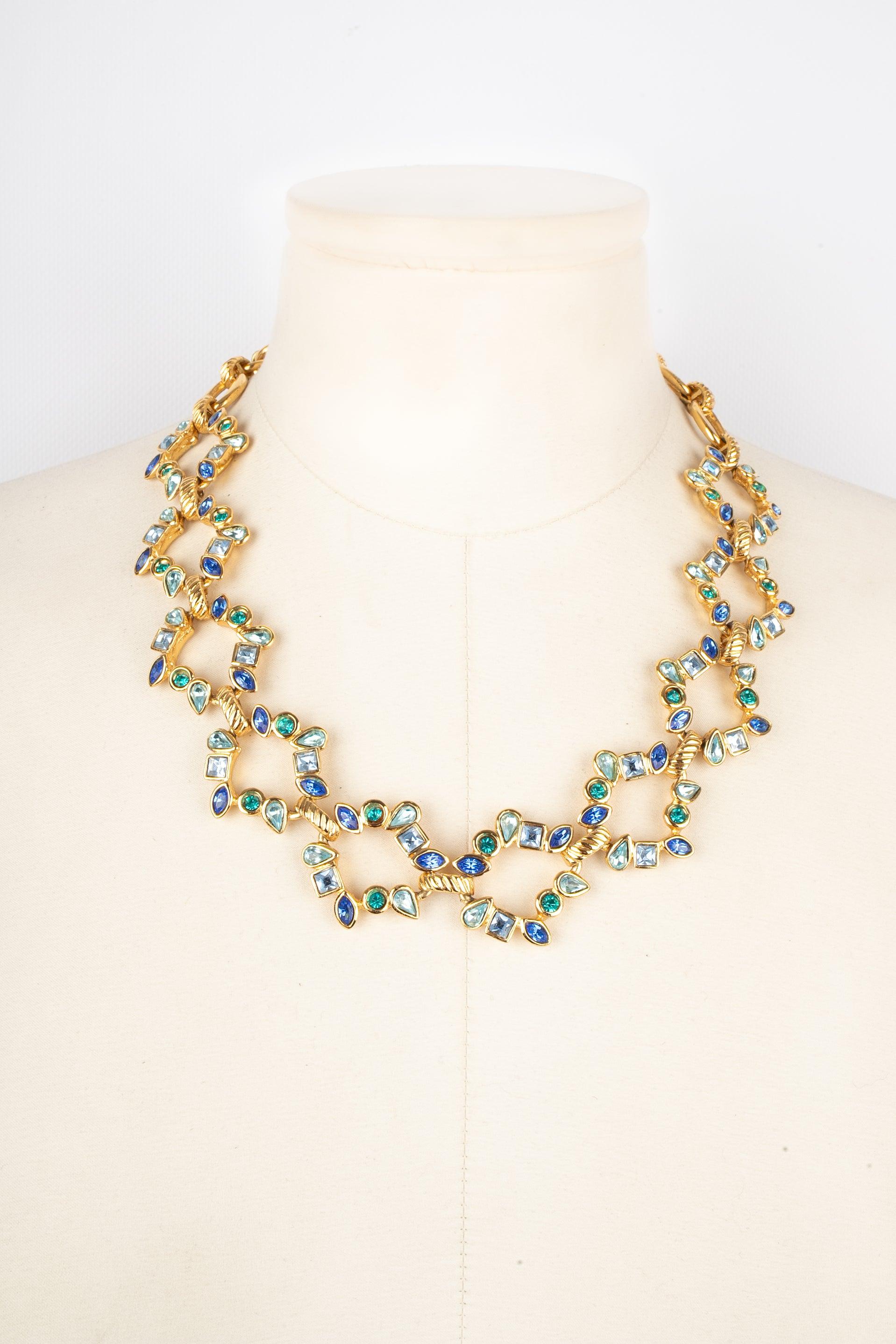 Yves Saint Laurent - (Made in France) Golden metal necklace ith blue rhinestones. Jewelry from the middle of the 1980s.

Additional information:
Condition: Very good condition
Dimensions: Length: 52 cm
Period: 20th Century

Seller Reference: BC272
