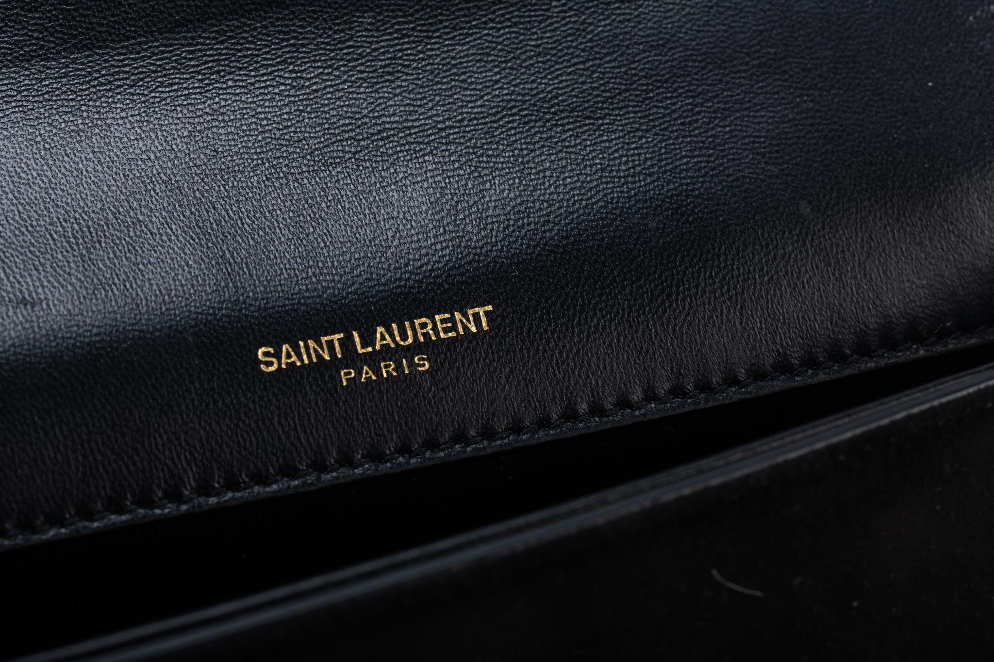 Yves Saint Laurent - Sac à bandoulière en daim noir et perles de mer, état neuf en vente 6