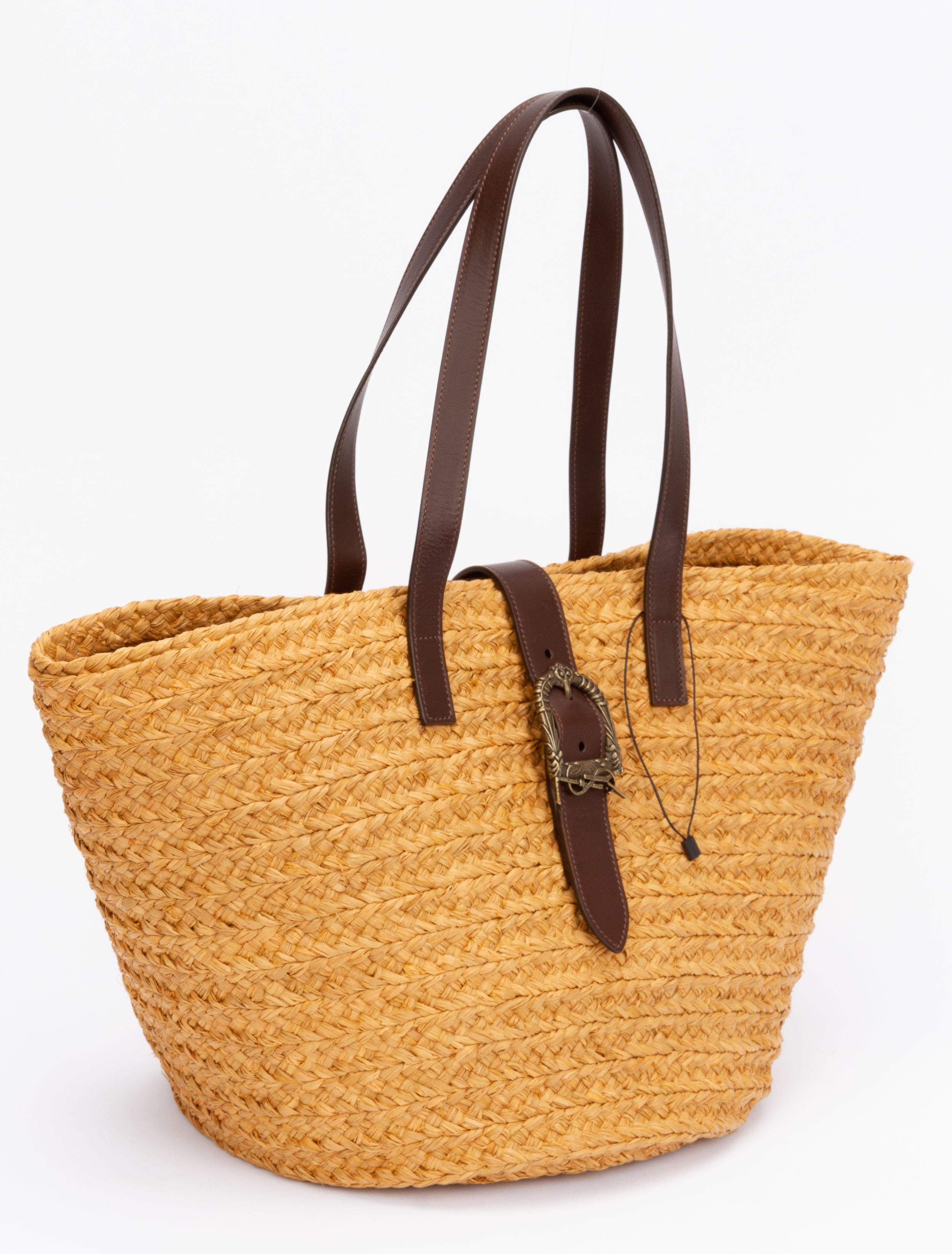 Yves Saint Laurent Tasche in Beige aus Weide. Die Tasche wird mit einem Riemen geschlossen, der mit einer Schnalle befestigt ist. Die Innenausstattung ist aus braunem Stoff. Die Tasche hat zwei Griffe (9,5