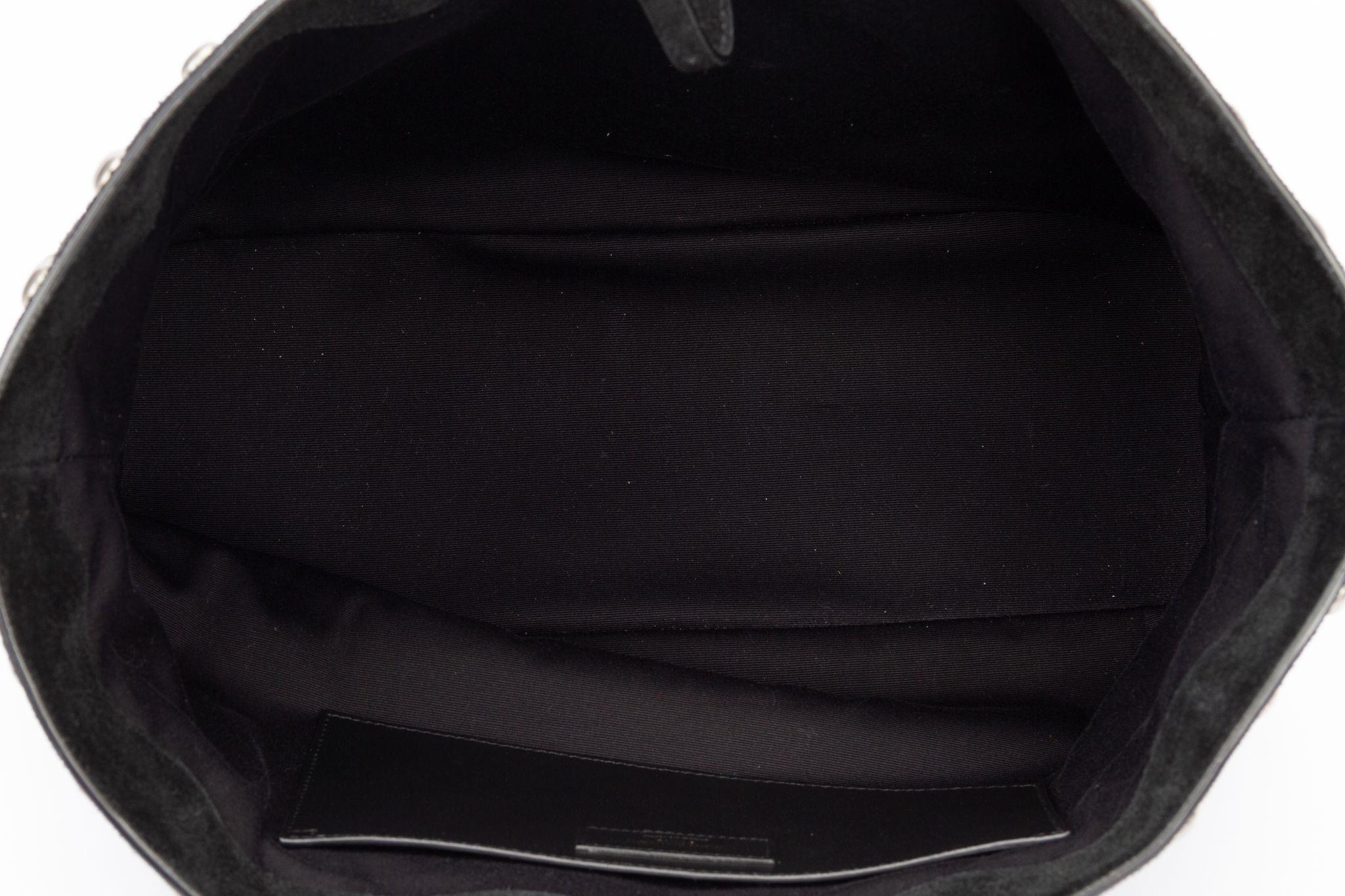 Yves Saint Laurent Neue schwarze Nieten-Tasche (Schwarz) im Angebot