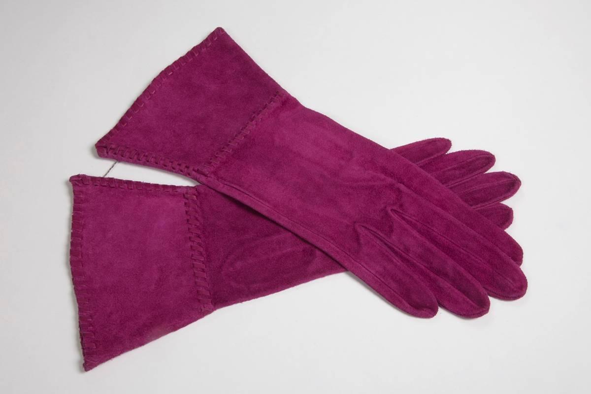 Schöne nie getragene 80er Jahre YSL fuchsia Handschuhe in passendem Leder diagonal genäht getrimmt. Beide Handschuhe wurden durch den ursprünglichen Versiegelungsfaden verlinkt. Die Goldmarke 