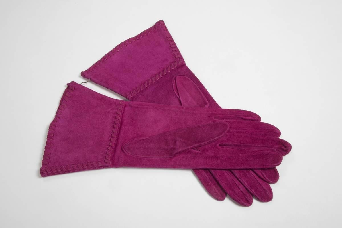 Yves Saint Laurent Neue Wildlederhandschuhe mit Gauntlet-Gürtel  (Violett) im Angebot