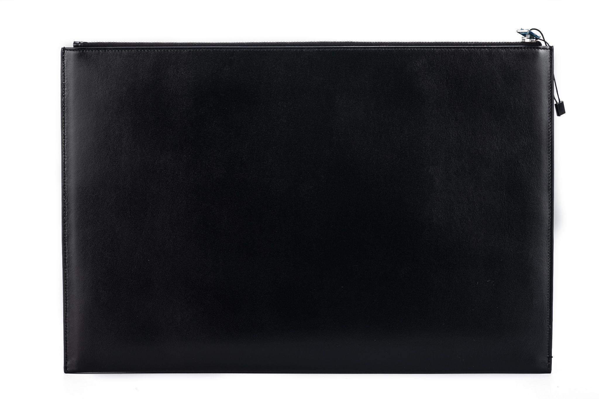 Pochette en cuir noir de marque YSL avec motif 