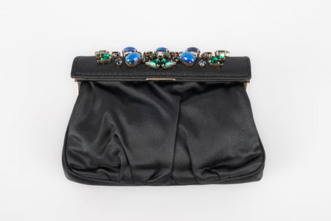Yves Saint Laurent - Night blue silk clutch decorated with rhinestones and glass paste. Golden metal elements.

Additional information: 
Condition: Very good condition
Dimensions: Length: 17 cm - Height: 10 cm - Depth: 4 cm

Seller Reference: S196