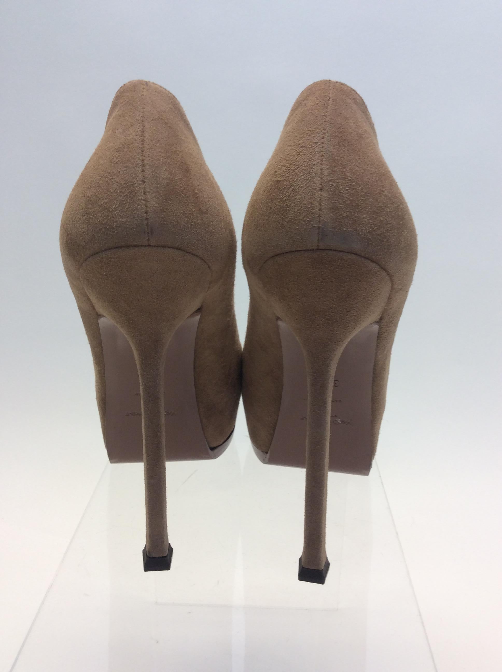 Yves Saint Laurent Nude Suede and Patent Leather Heels  In New Condition For Sale In Narberth, PA