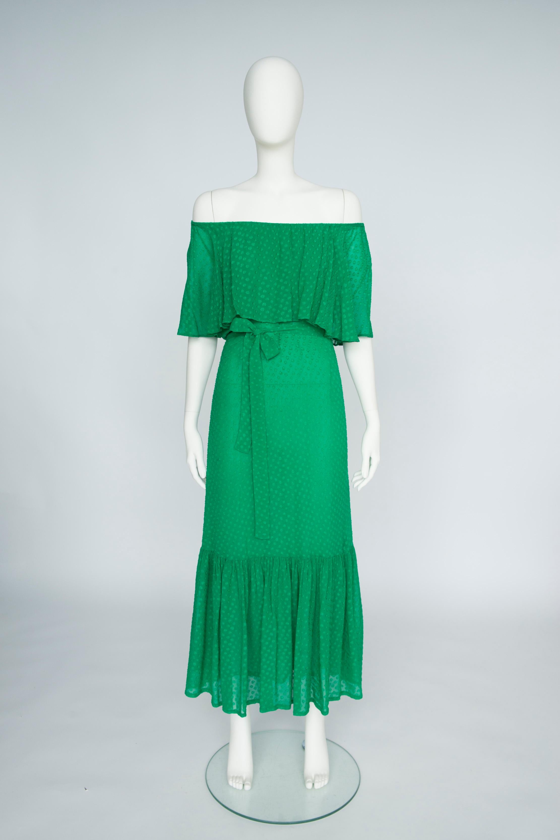 Die YSL-Kleider aus den frühen 70er Jahren, die für ihre Romantik und ihre feminine Form geliebt werden, sind immer seltener zu finden, aber sie sind immer ein Muss! Das Kleid ist wahrscheinlich aus gepunktetem Crêpe-Jacquard gefertigt (das Etikett