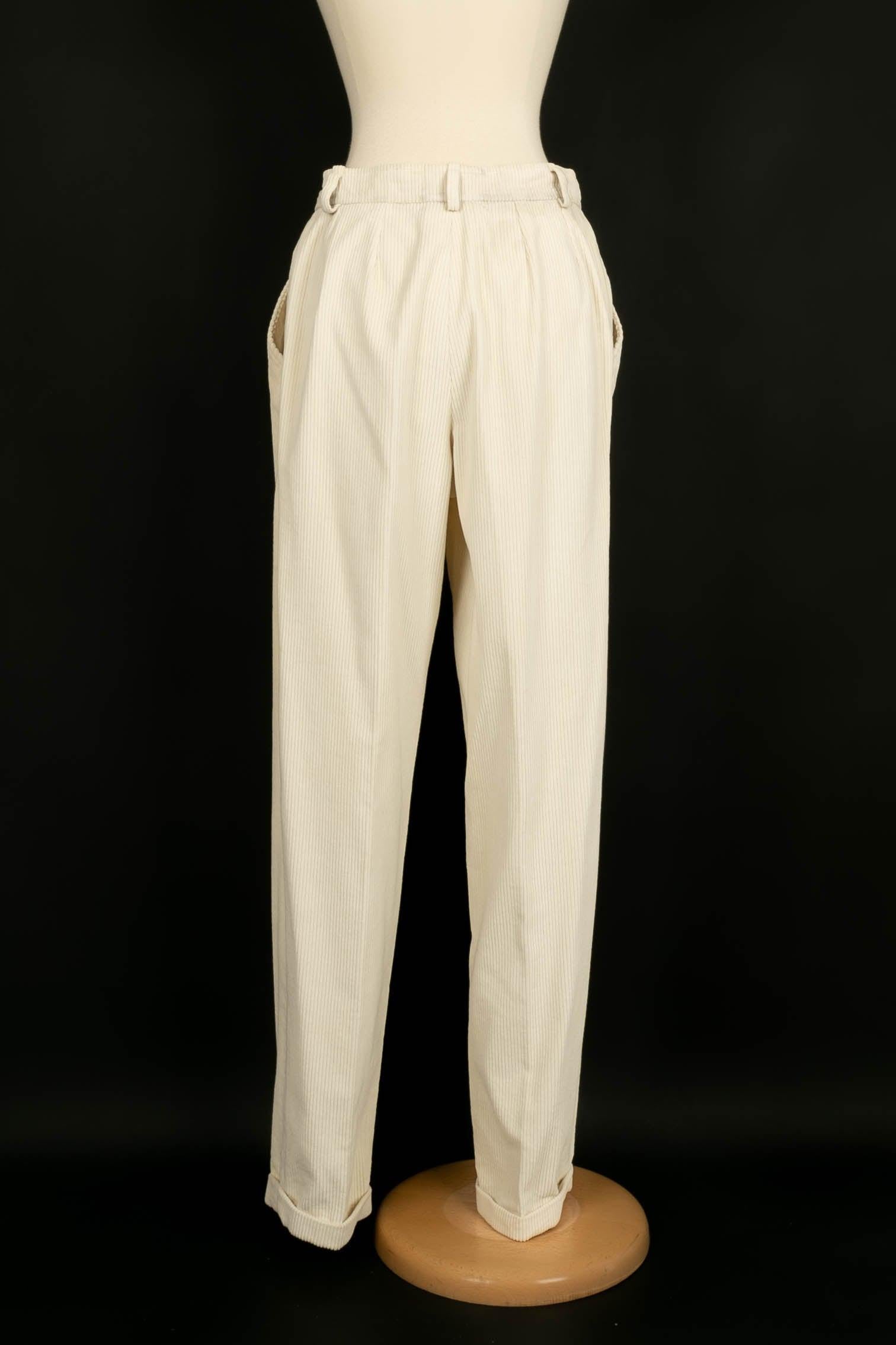 Yves Saint Laurent -(Made in France) Off white corduroy pants. No size indicated, they fit a 36FR

Additional information: 
Dimensions: Waist: 35 cm, Length: 106 cm
Condition: Good condition
Seller Ref number: FJ51