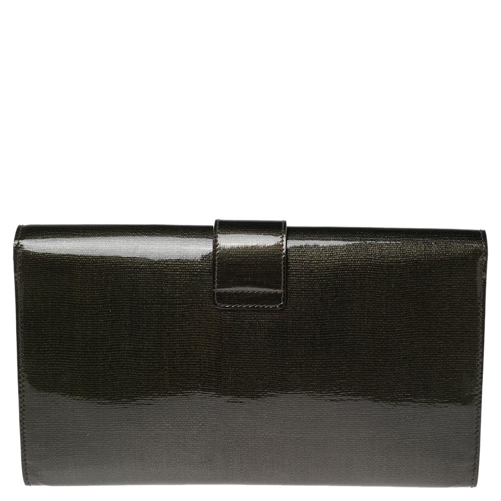 Classy and super stylish, this clutch is a Saint Laurent creation. It has been luxuriously crafted from olive green patent leather and shaped to complement all your elegant outfits. The insides are lined with satin and sized to carry your