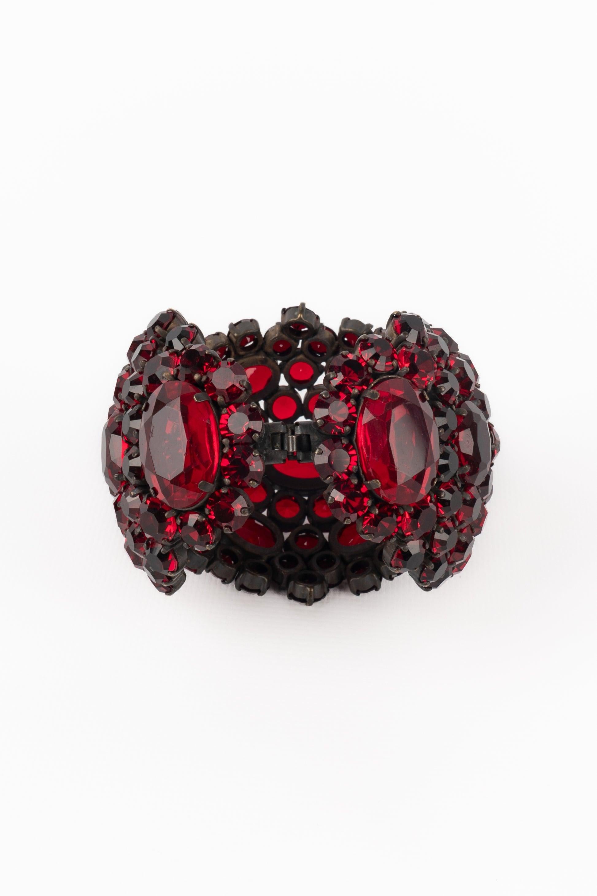 Yves Saint Laurent - Bracelet manchette ajouré serti de strass rouges. La Haute Couture ne signe pas les bijoux.

Informations complémentaires :
Condit : Bon état
Dimensions : Longueur : 20 cm

Référence du vendeur : BRA17