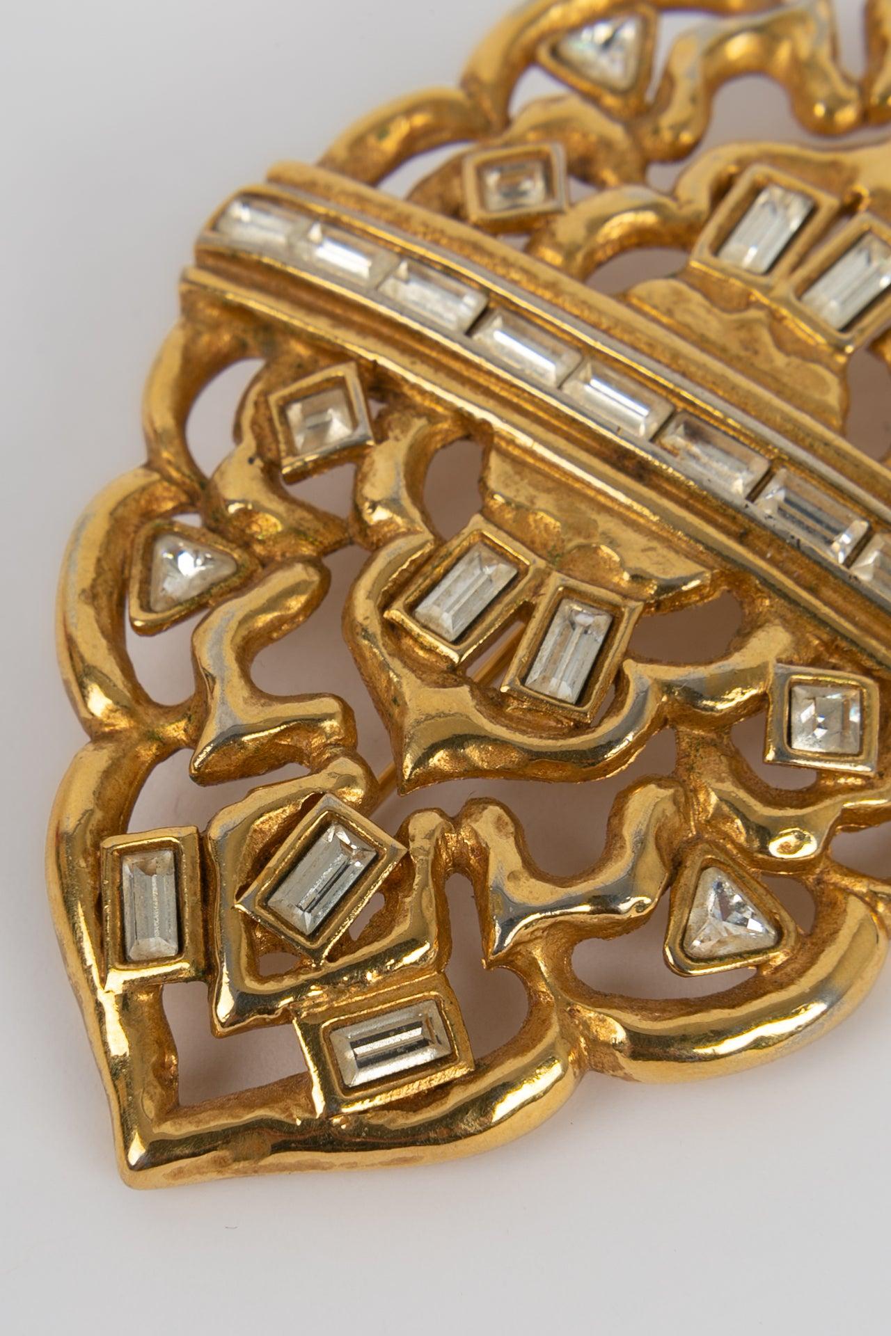 Yves Saint Laurent - (Made in France) Broche ajourée en métal doré avec strass.

Informations complémentaires :
Dimensions : 8.5 L.A. cm
Condit : Très bon état.
Numéro de référence du vendeur : BR74
